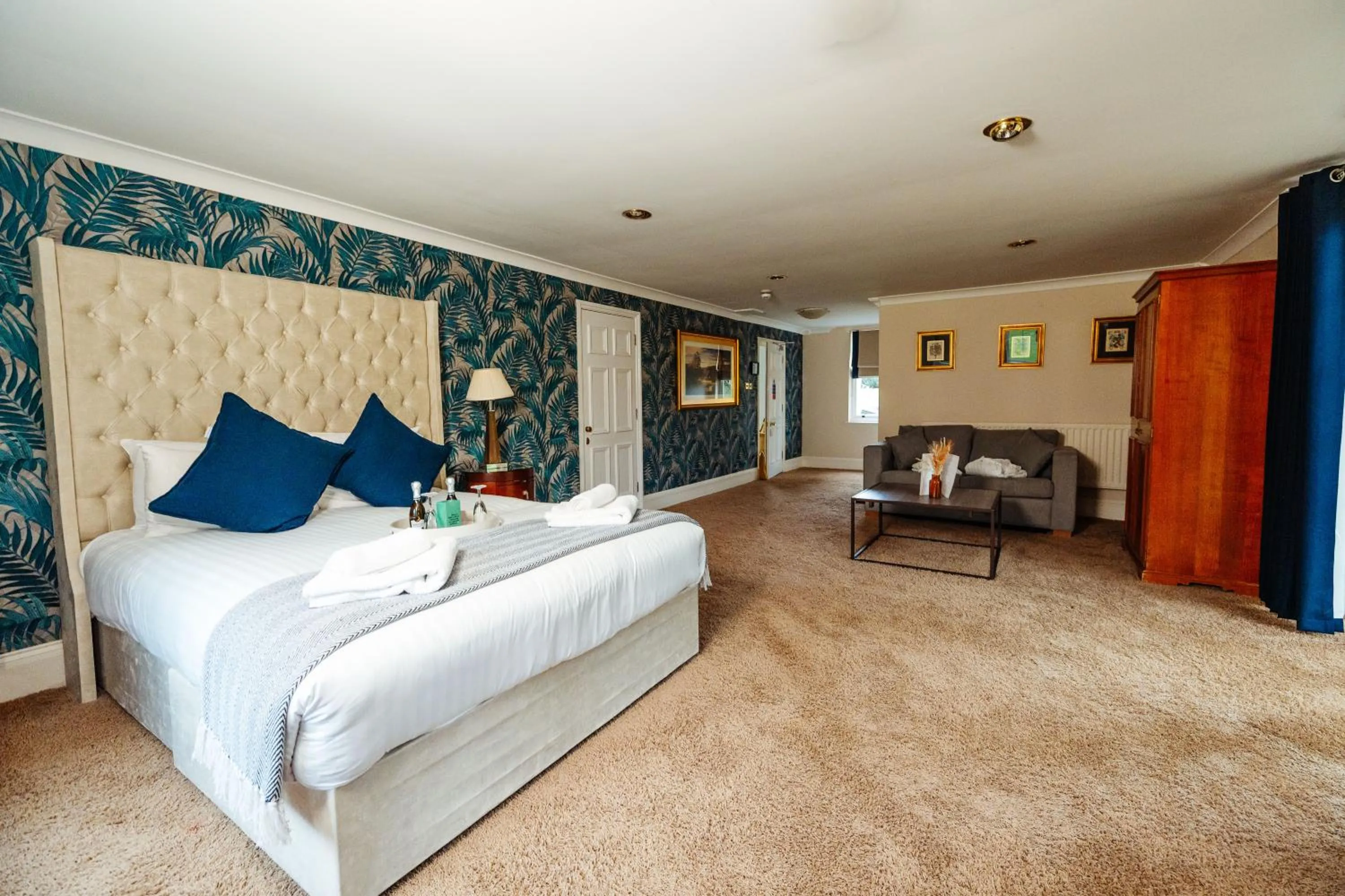 Bedroom, Bed in Woodland Manor Hotel