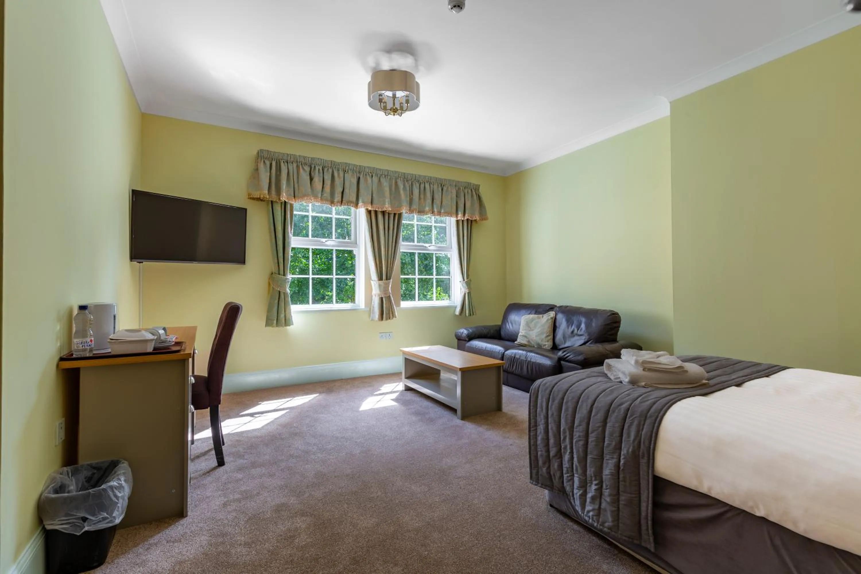 Bedroom, Bed in Woodland Manor Hotel