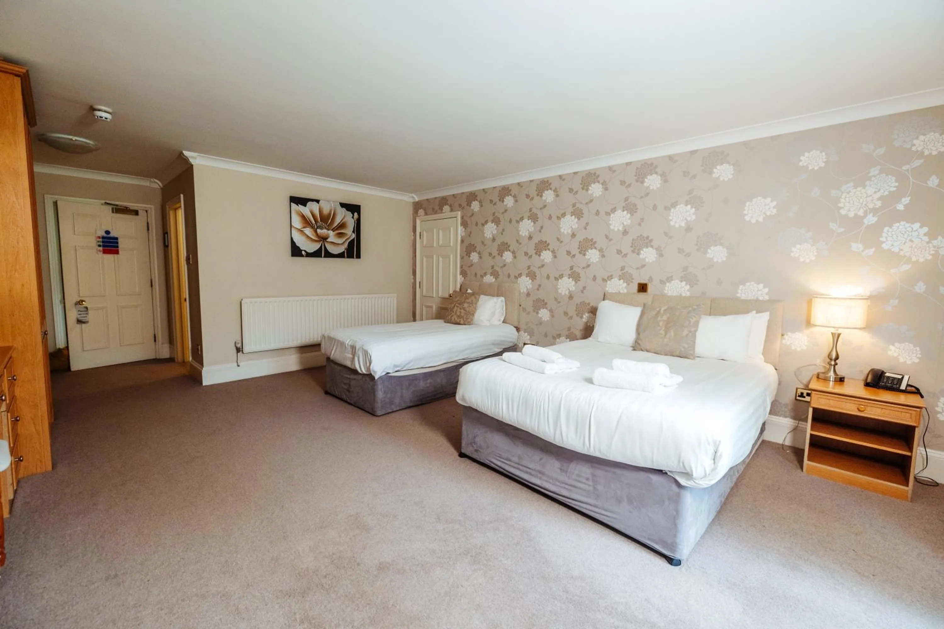 Bedroom, Bed in Woodland Manor Hotel