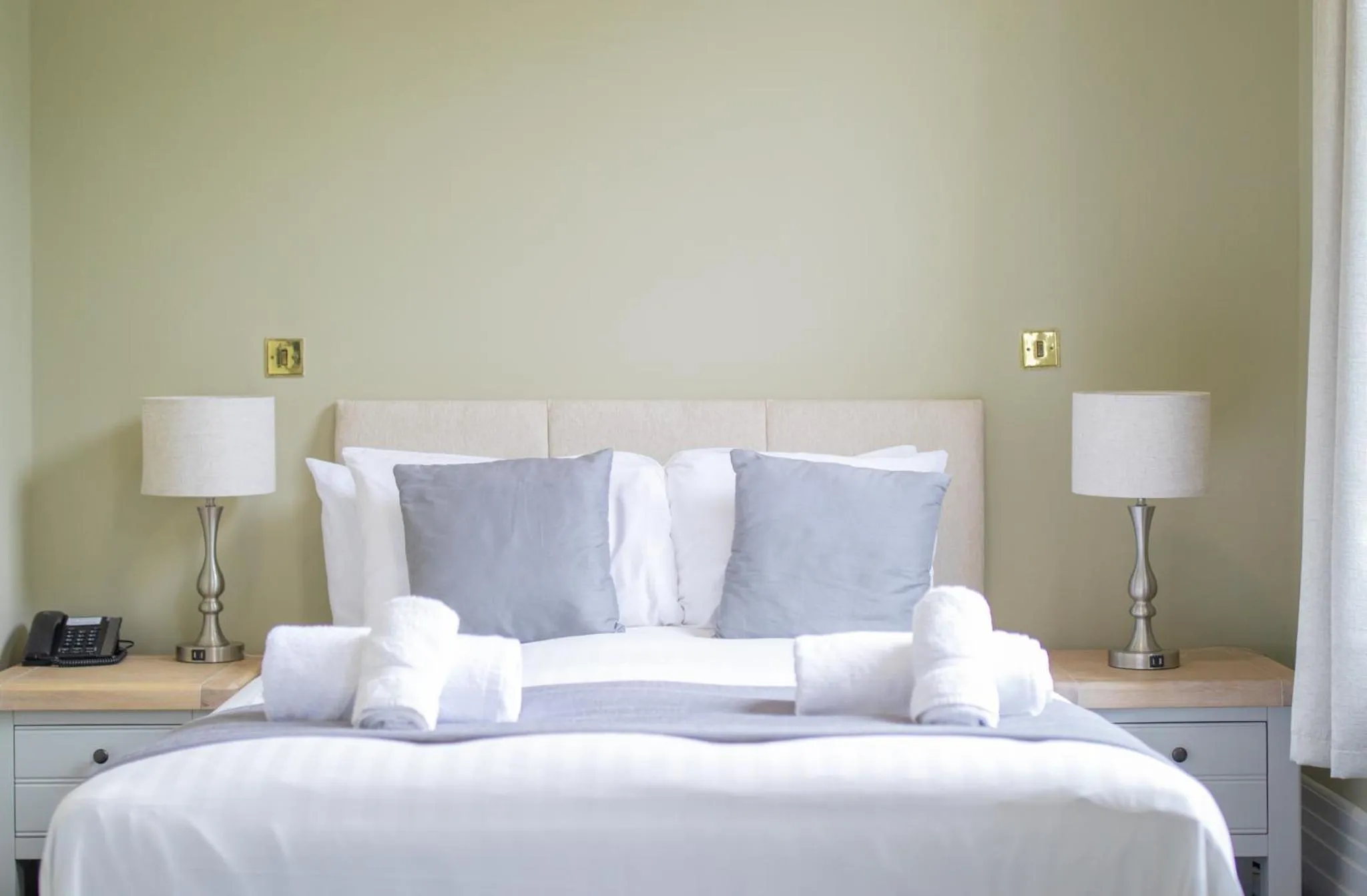 Bed in Woodland Manor Hotel