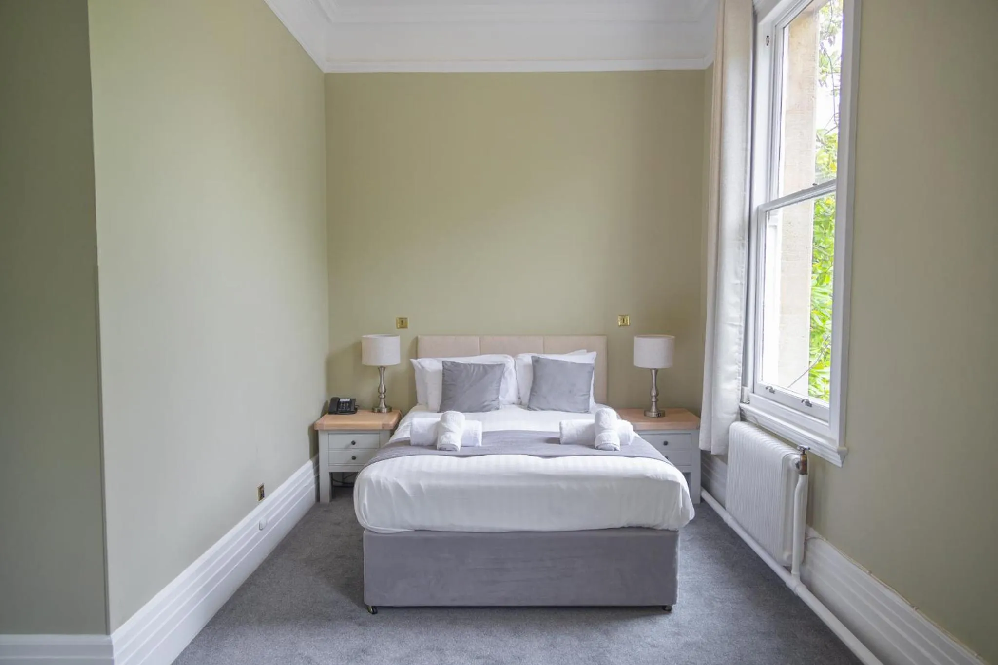 Bedroom, Bed in Woodland Manor Hotel