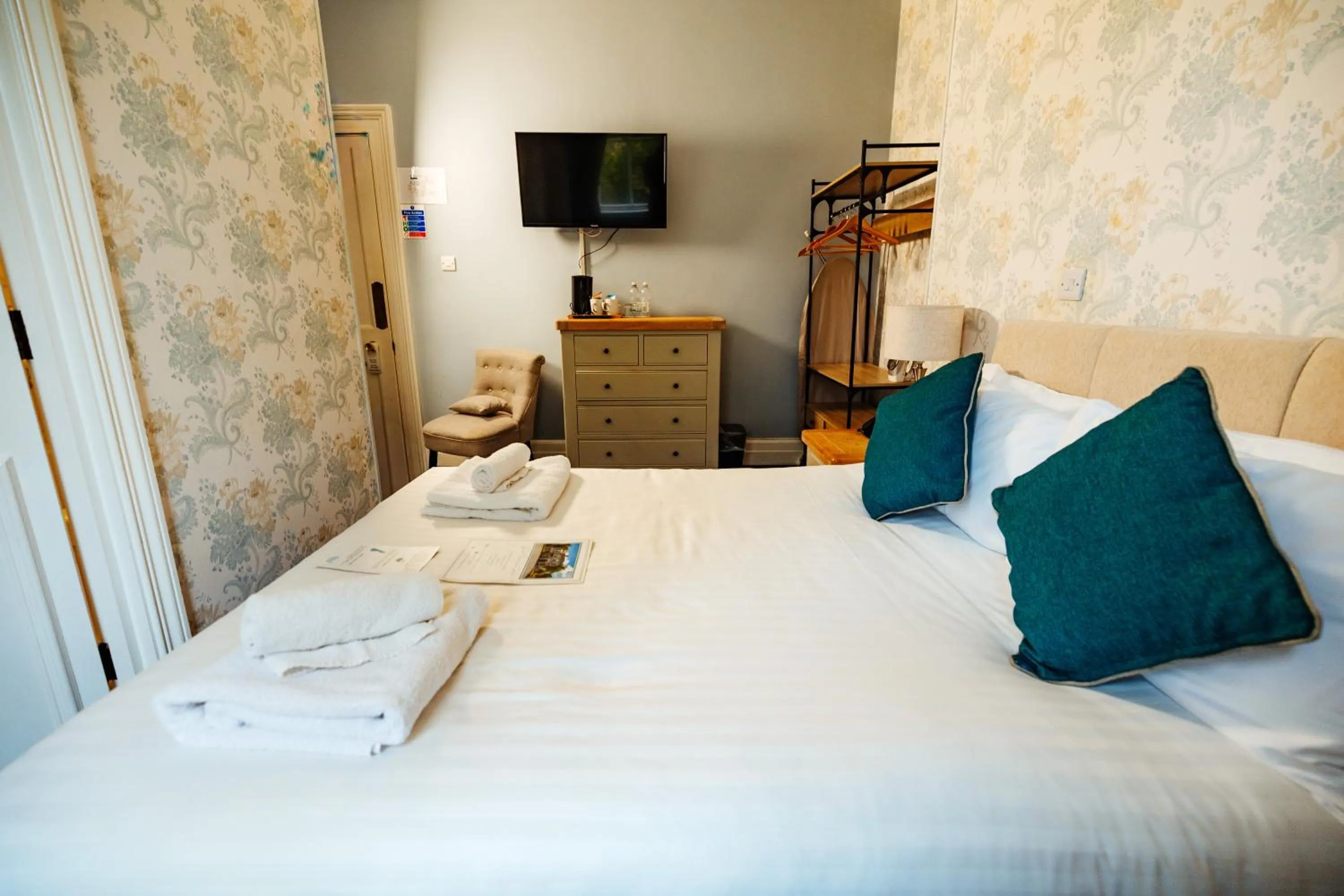 Bedroom, Bed in Woodland Manor Hotel