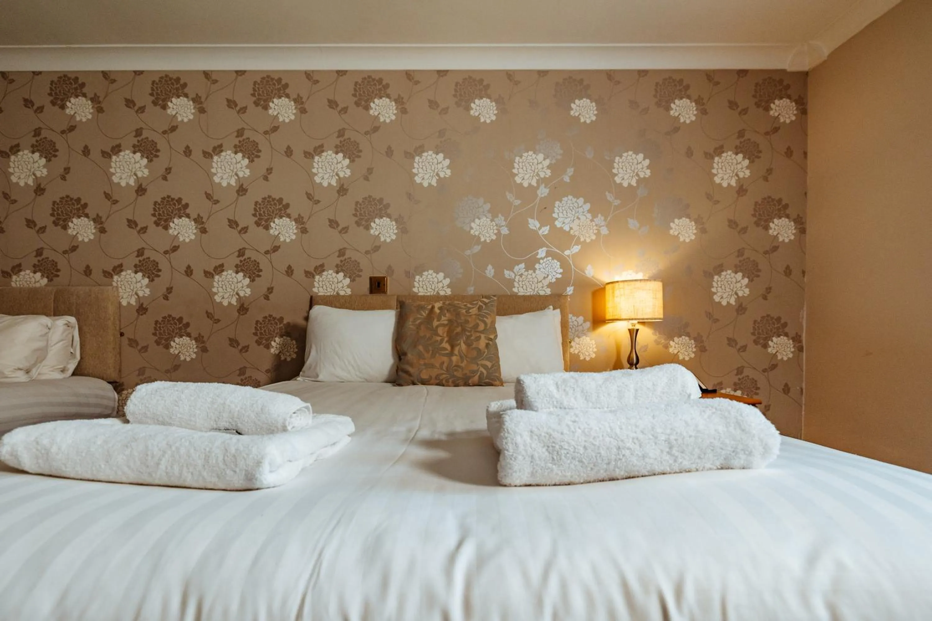 Bedroom, Bed in Woodland Manor Hotel