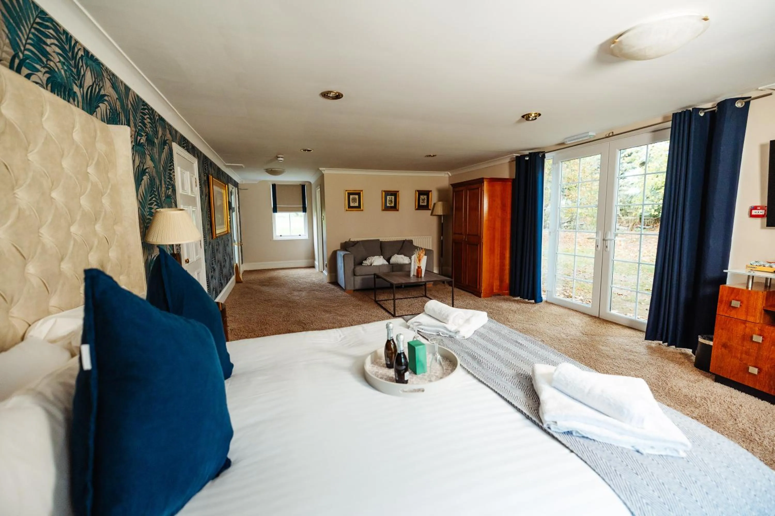 Bedroom, Bed in Woodland Manor Hotel
