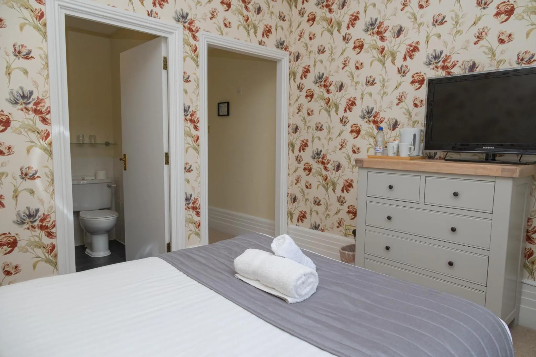 Bedroom, Bed in Woodland Manor Hotel