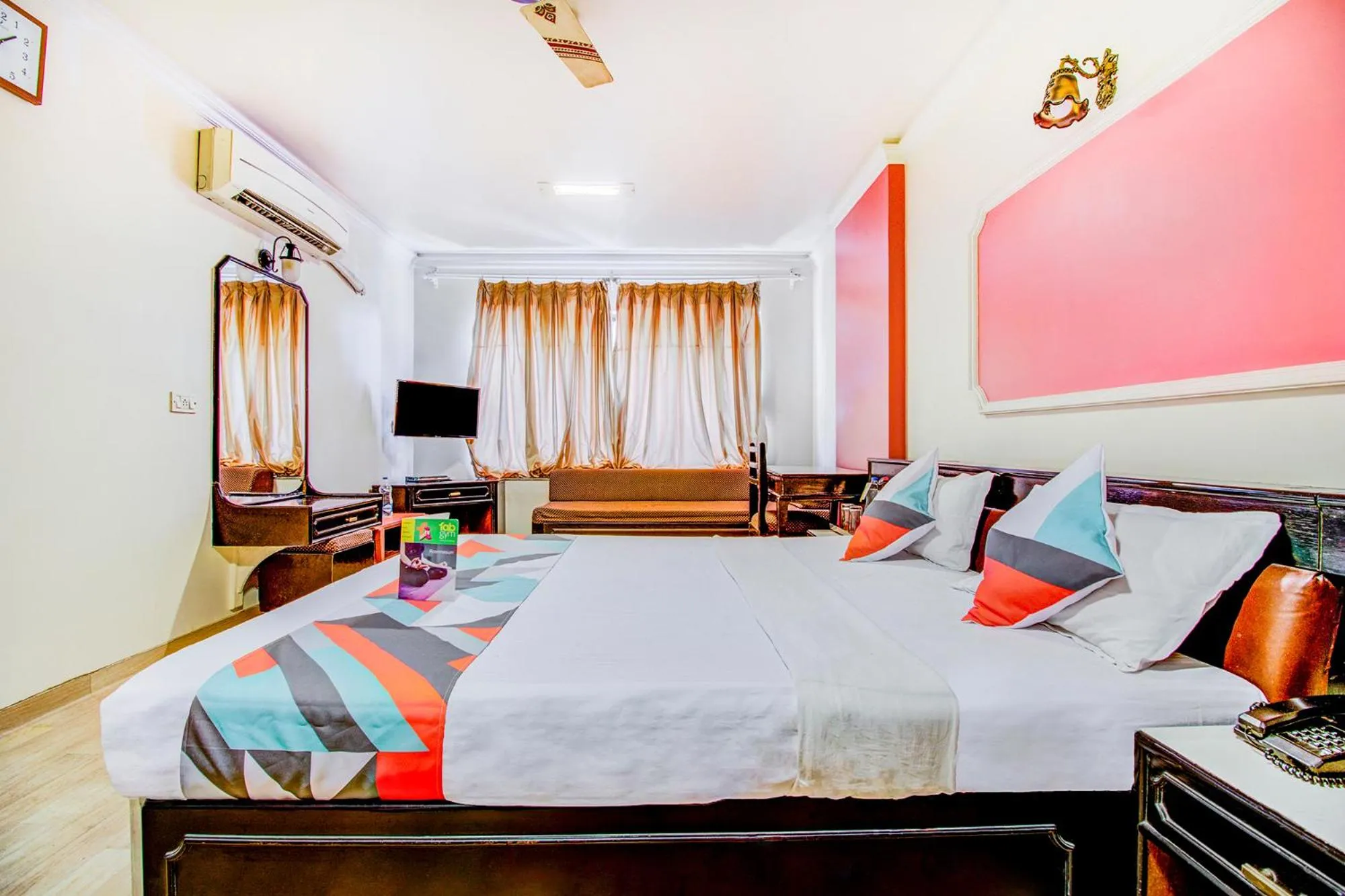 Photo of the whole room, Bed in Rutugandh Heritage