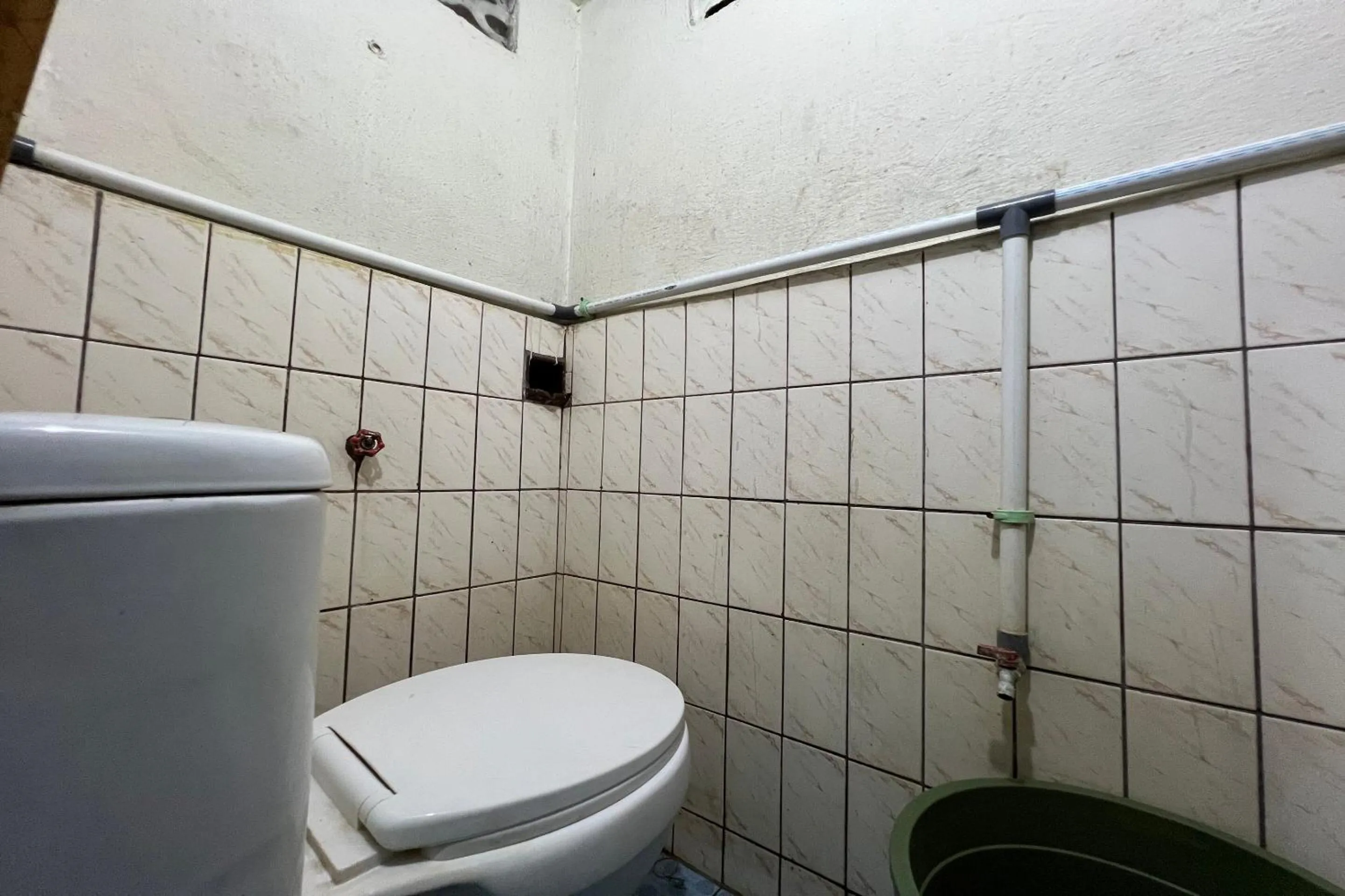 Bathroom in Hotel O Pondok Surya Near Fakultas Teknik Unhas Gowa