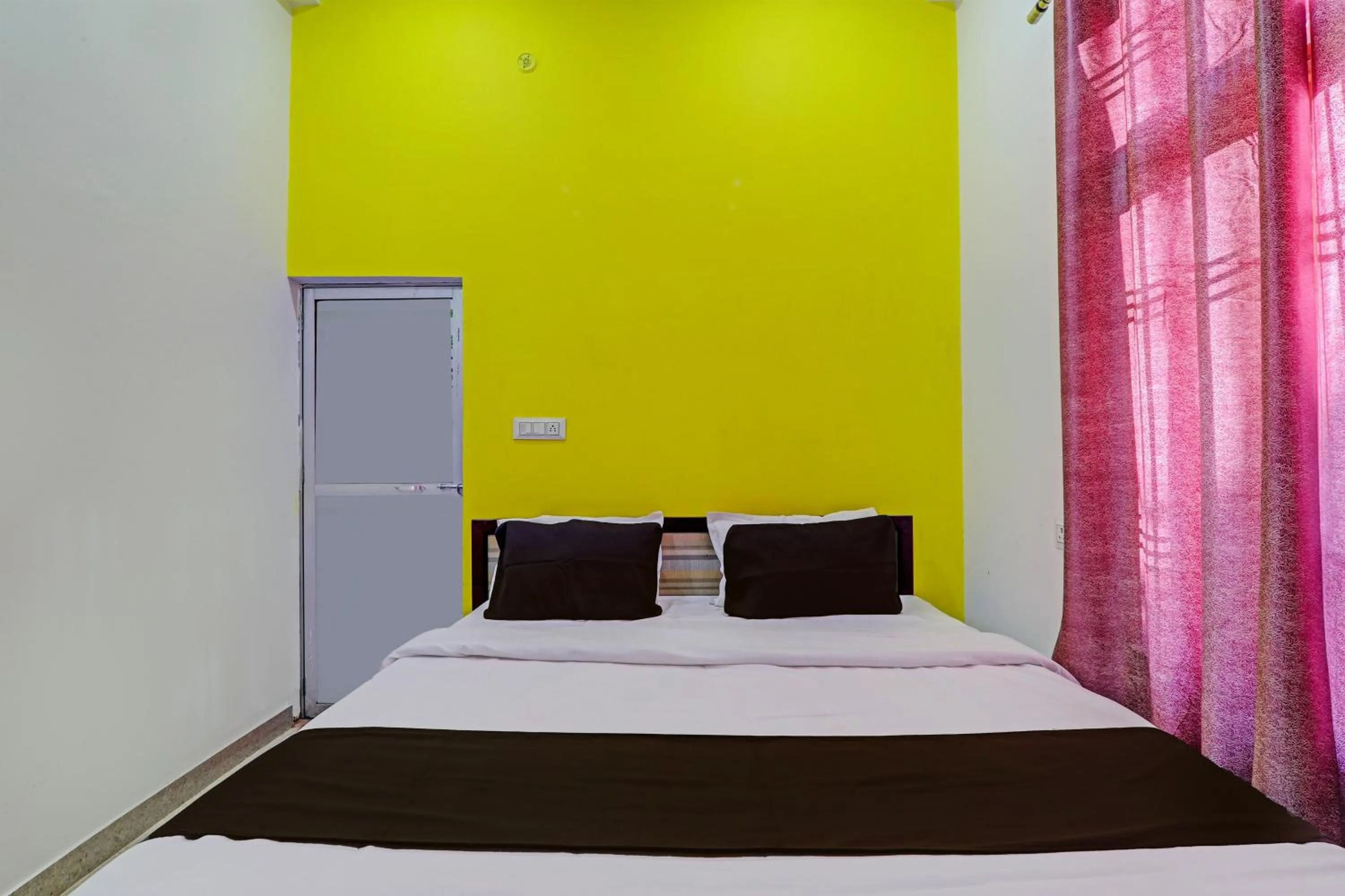 Bedroom, Bed in Hotel O Vikas Inn