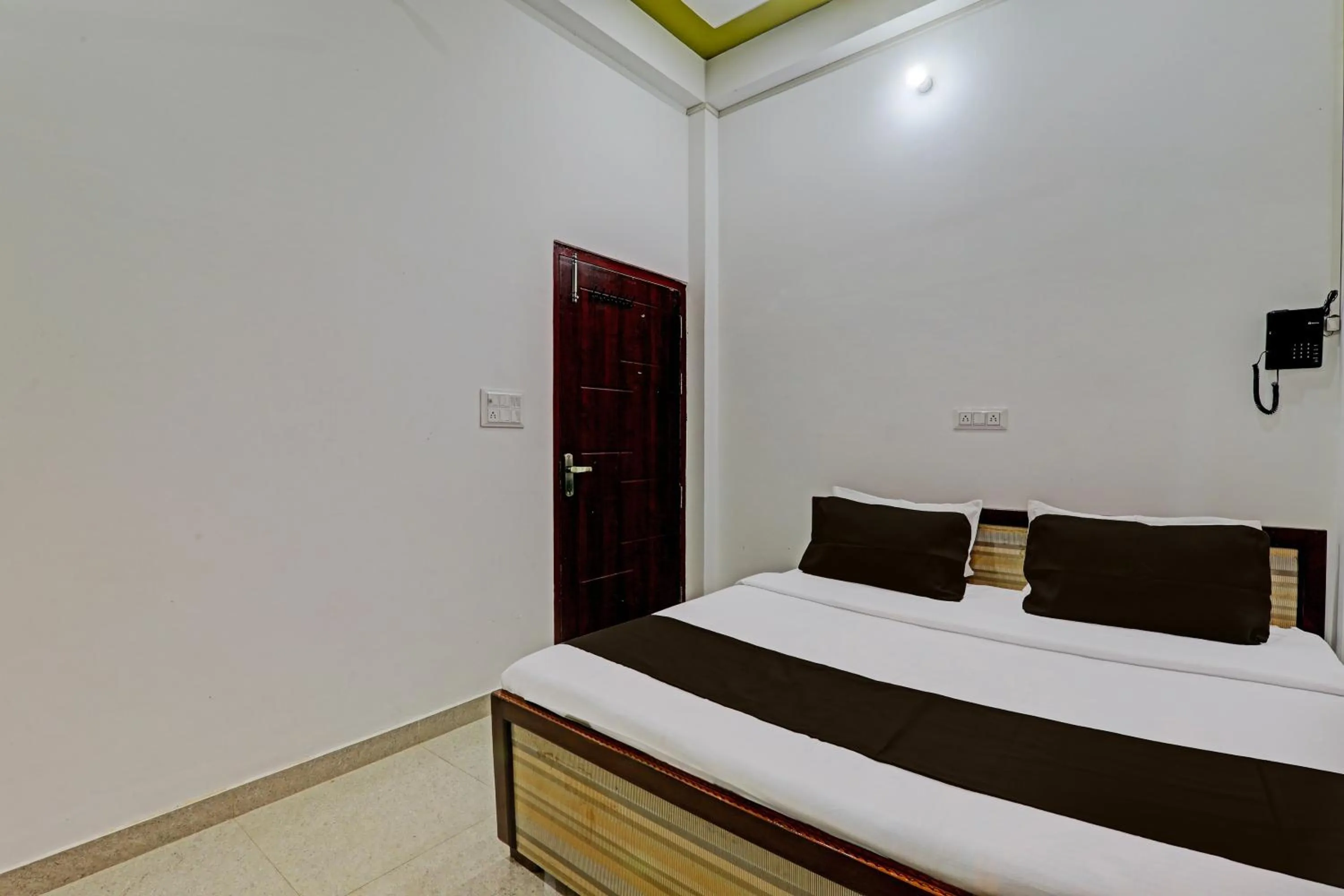 Bedroom, Bed in Hotel O Vikas Inn