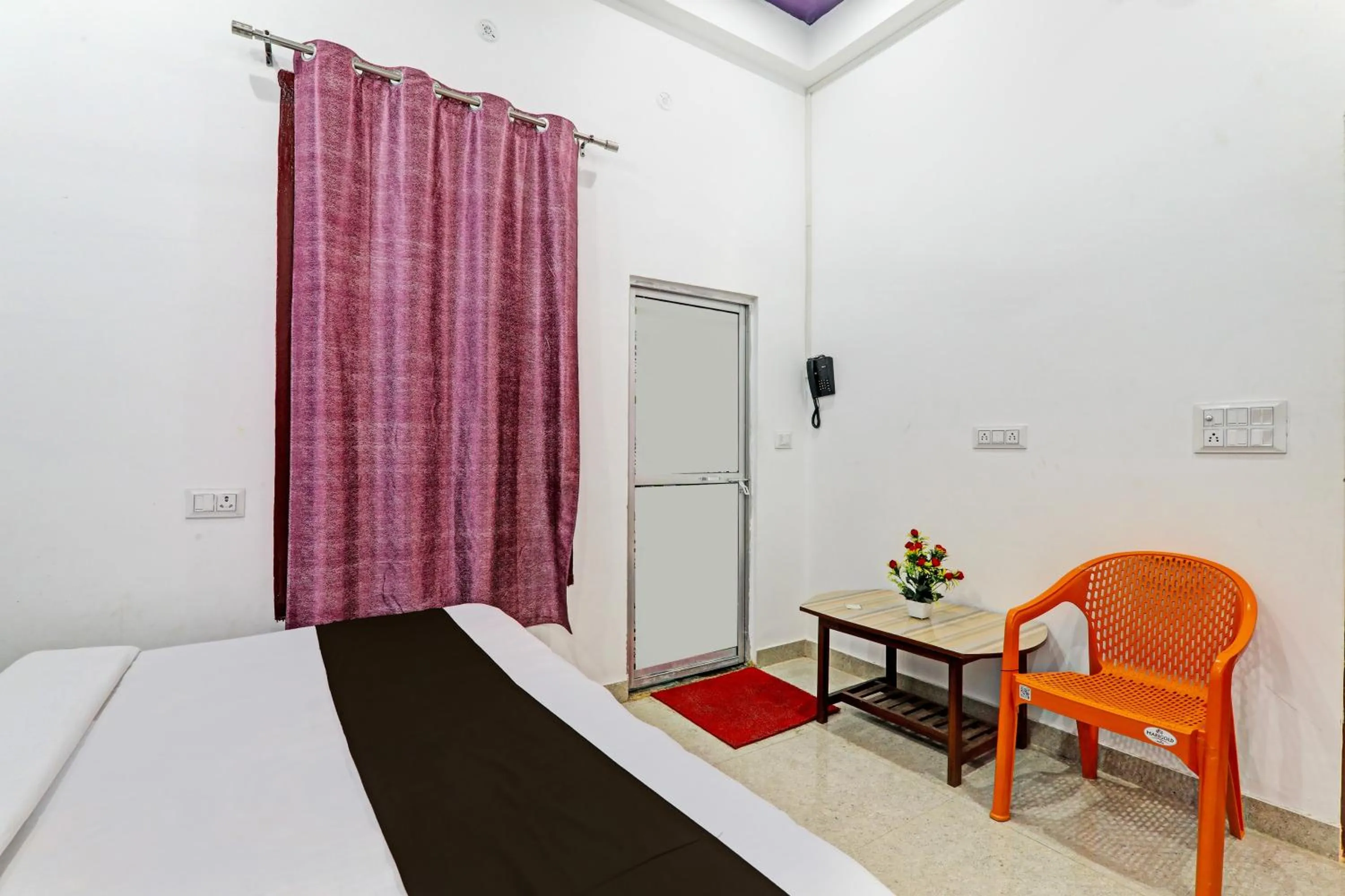 Bedroom, Bed in Hotel O Vikas Inn