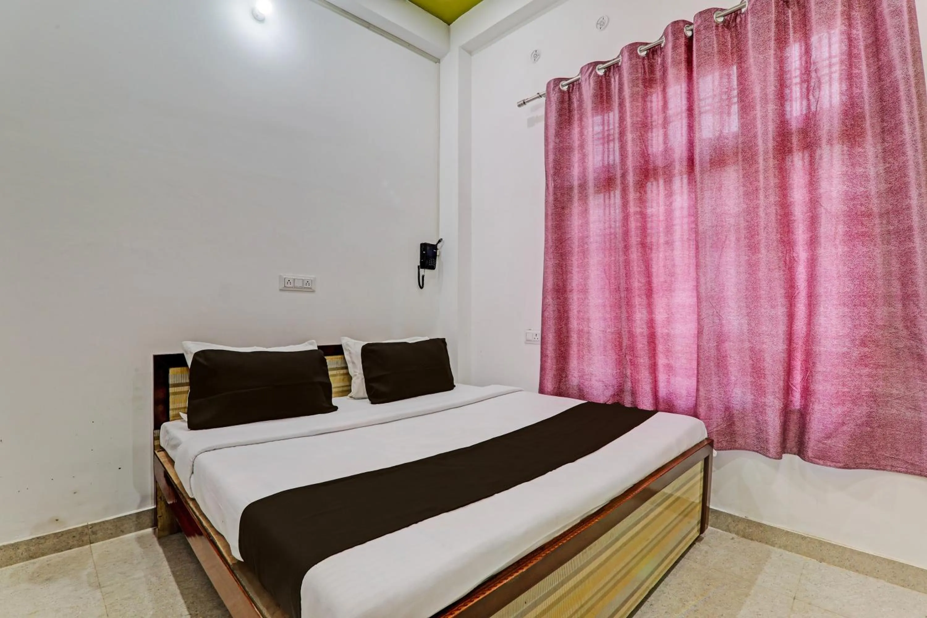 Bedroom, Bed in Hotel O Vikas Inn