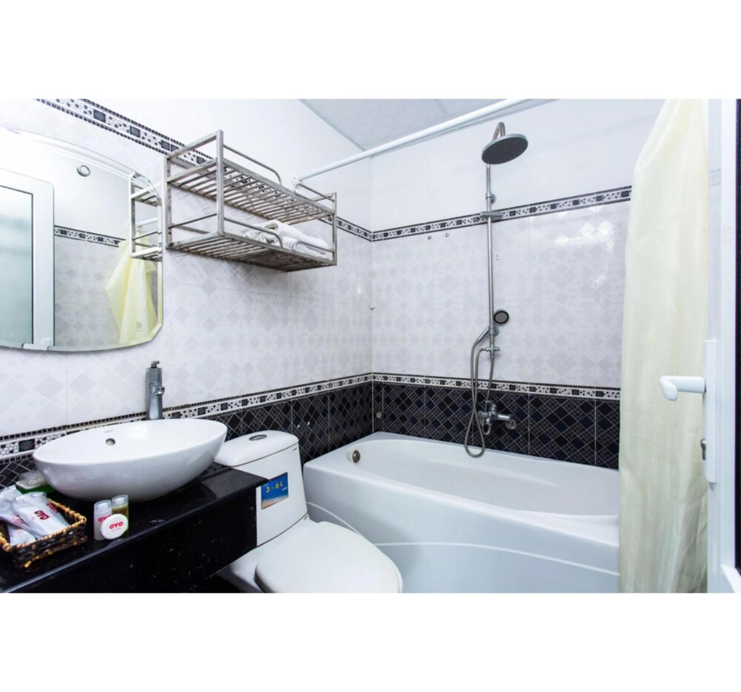 Bathroom in OYO 553 Truong Giang Hotel