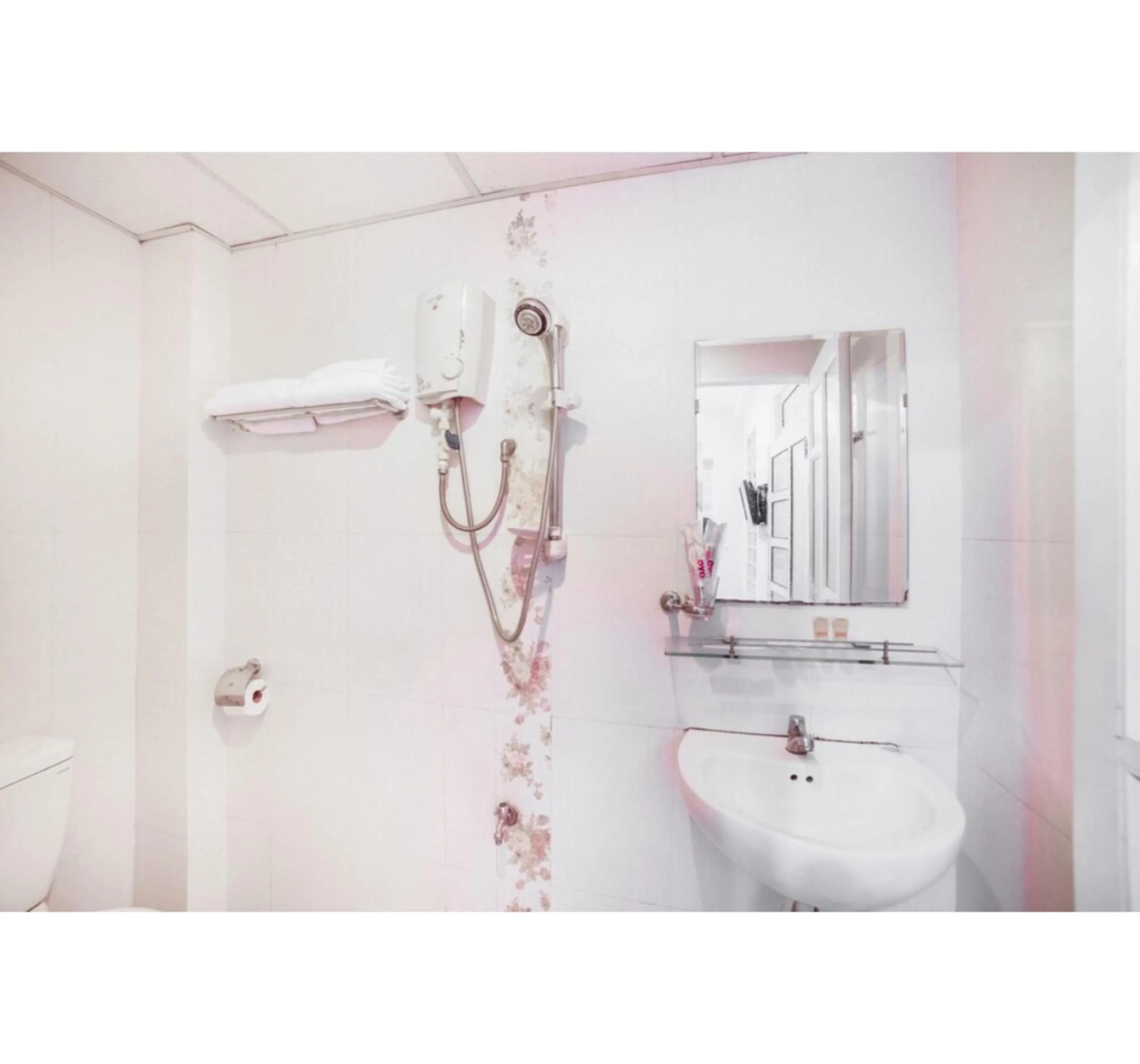 Bathroom in OYO 553 Truong Giang Hotel