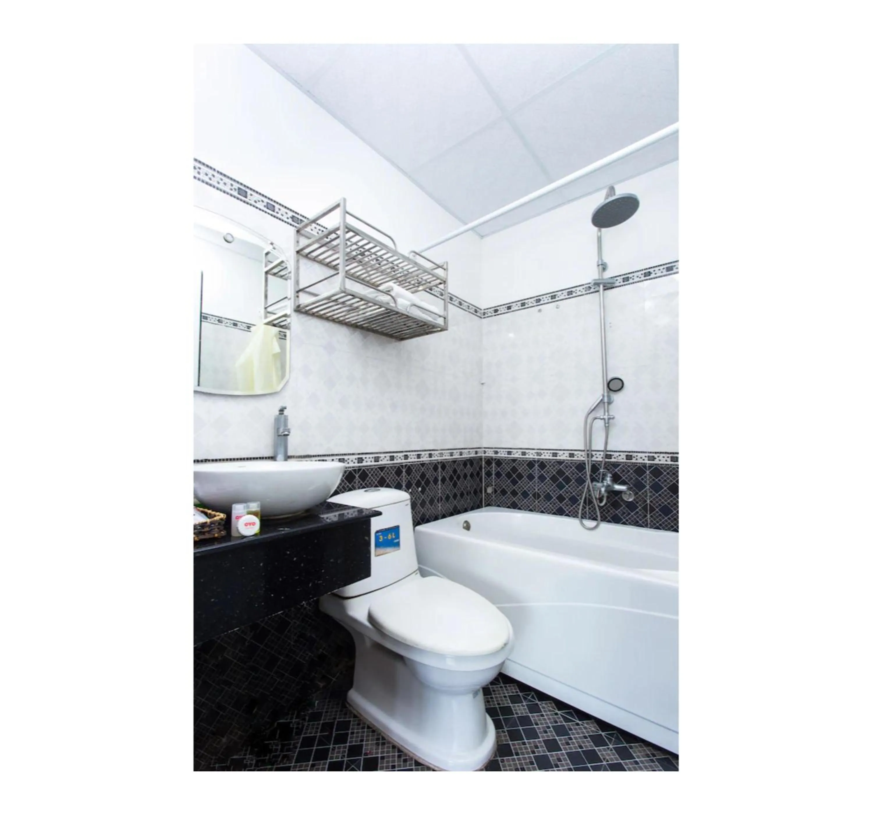 Bathroom in OYO 553 Truong Giang Hotel