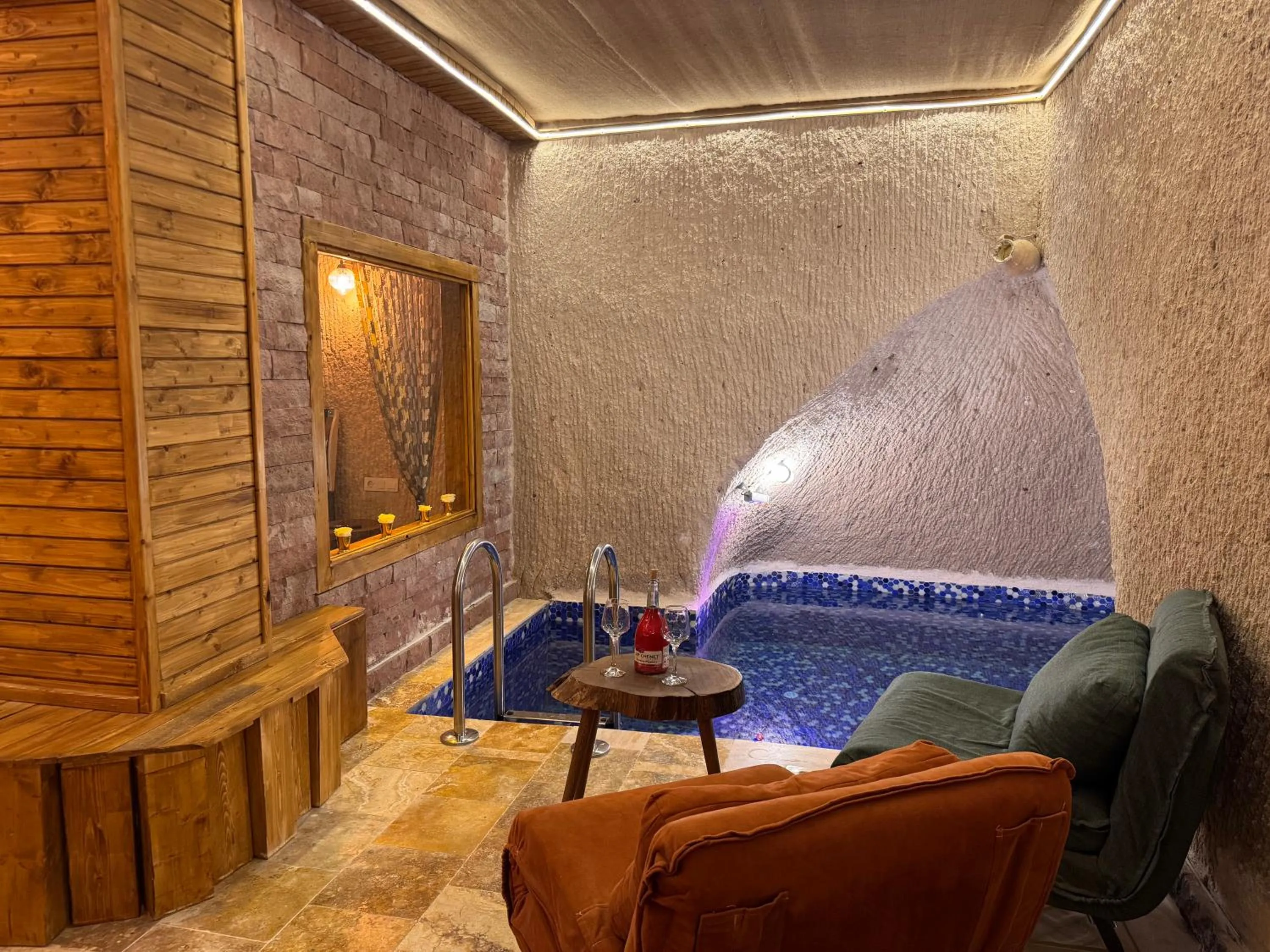 Swimming pool in Ceran Stone House