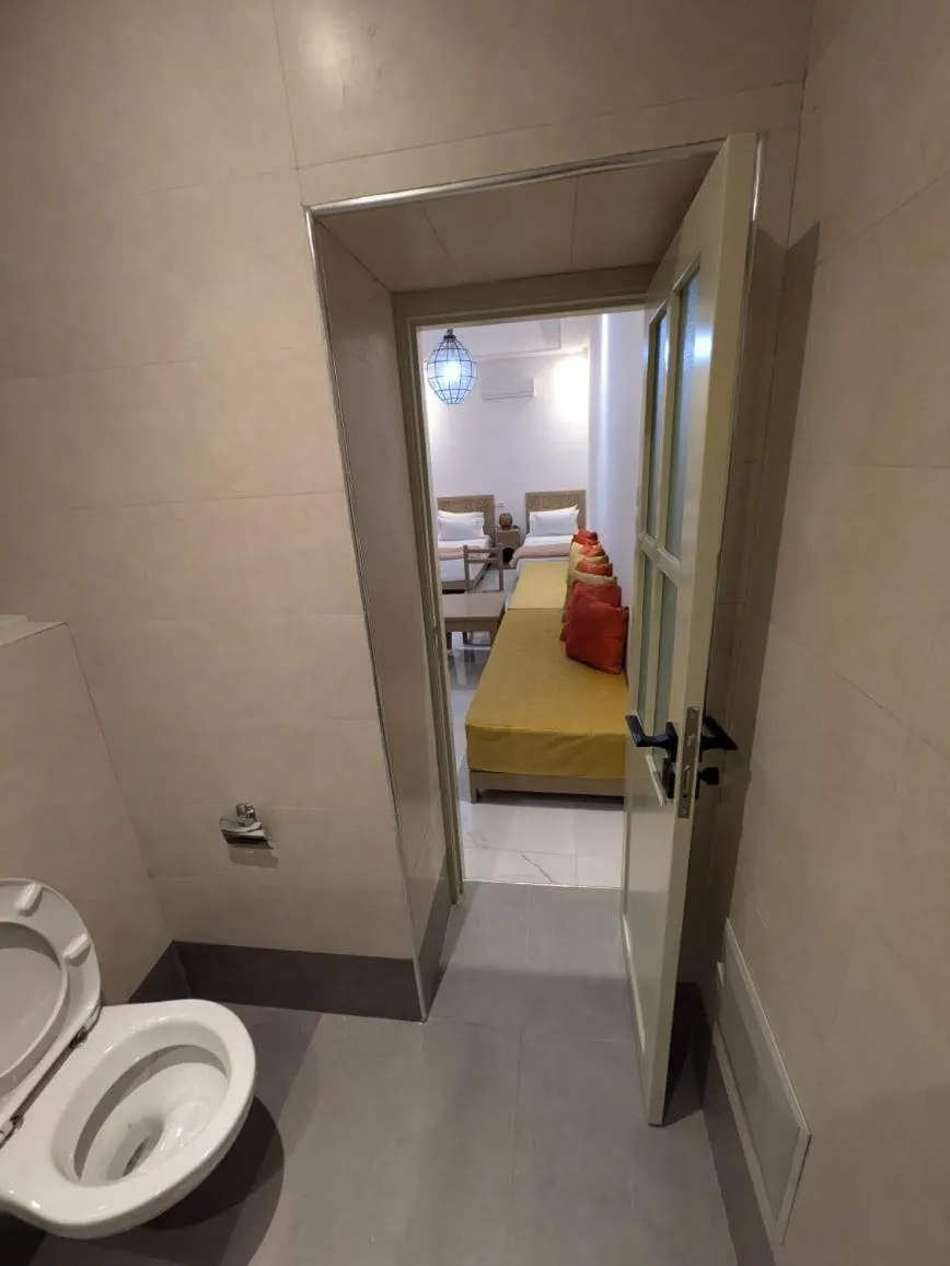 Toilet, Bed in Hotel Cecil