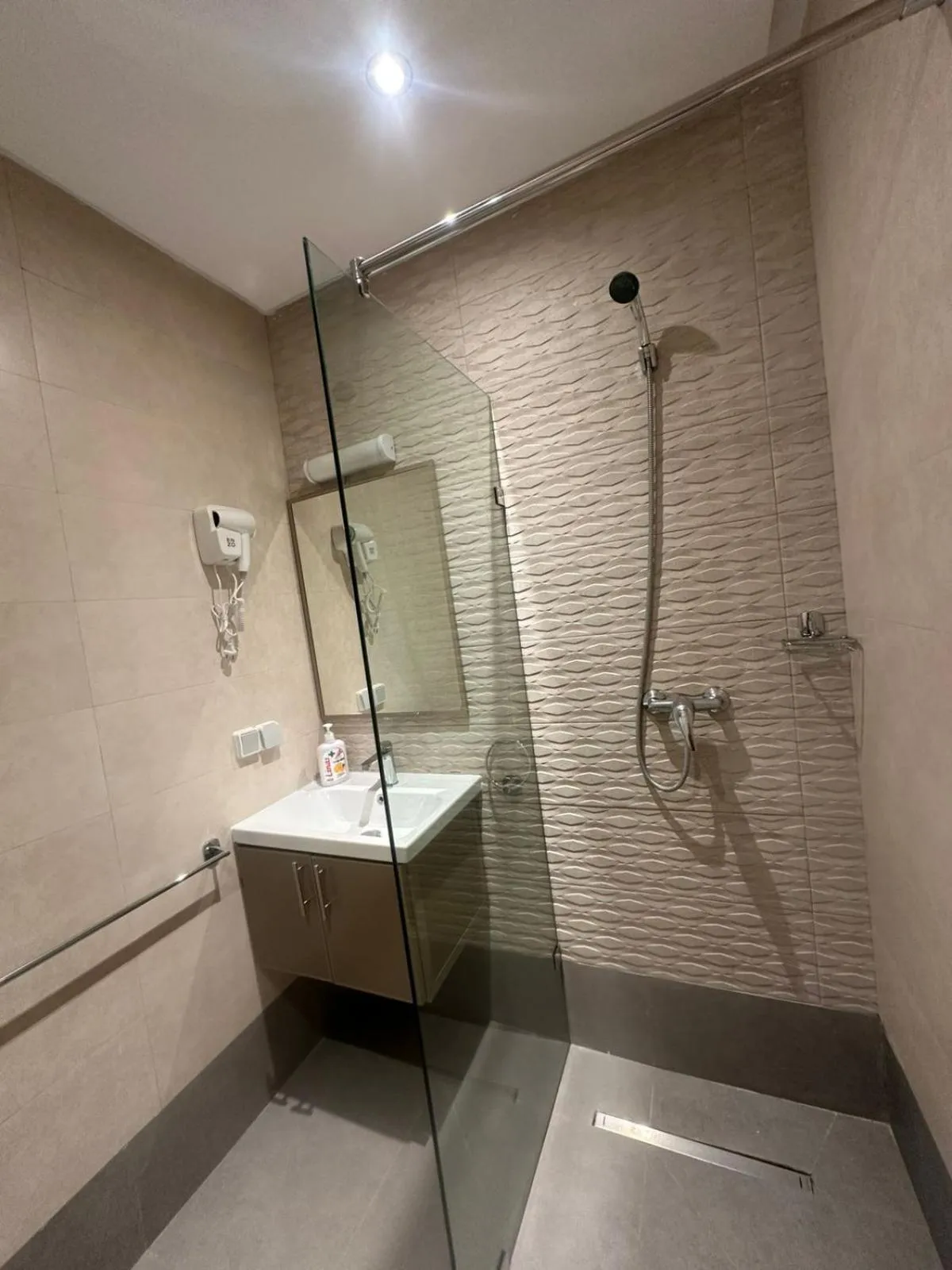 Shower in Hotel Cecil