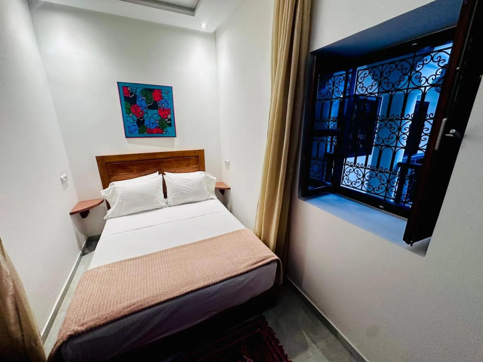 Property building, Bed in Riad hotel Cecil