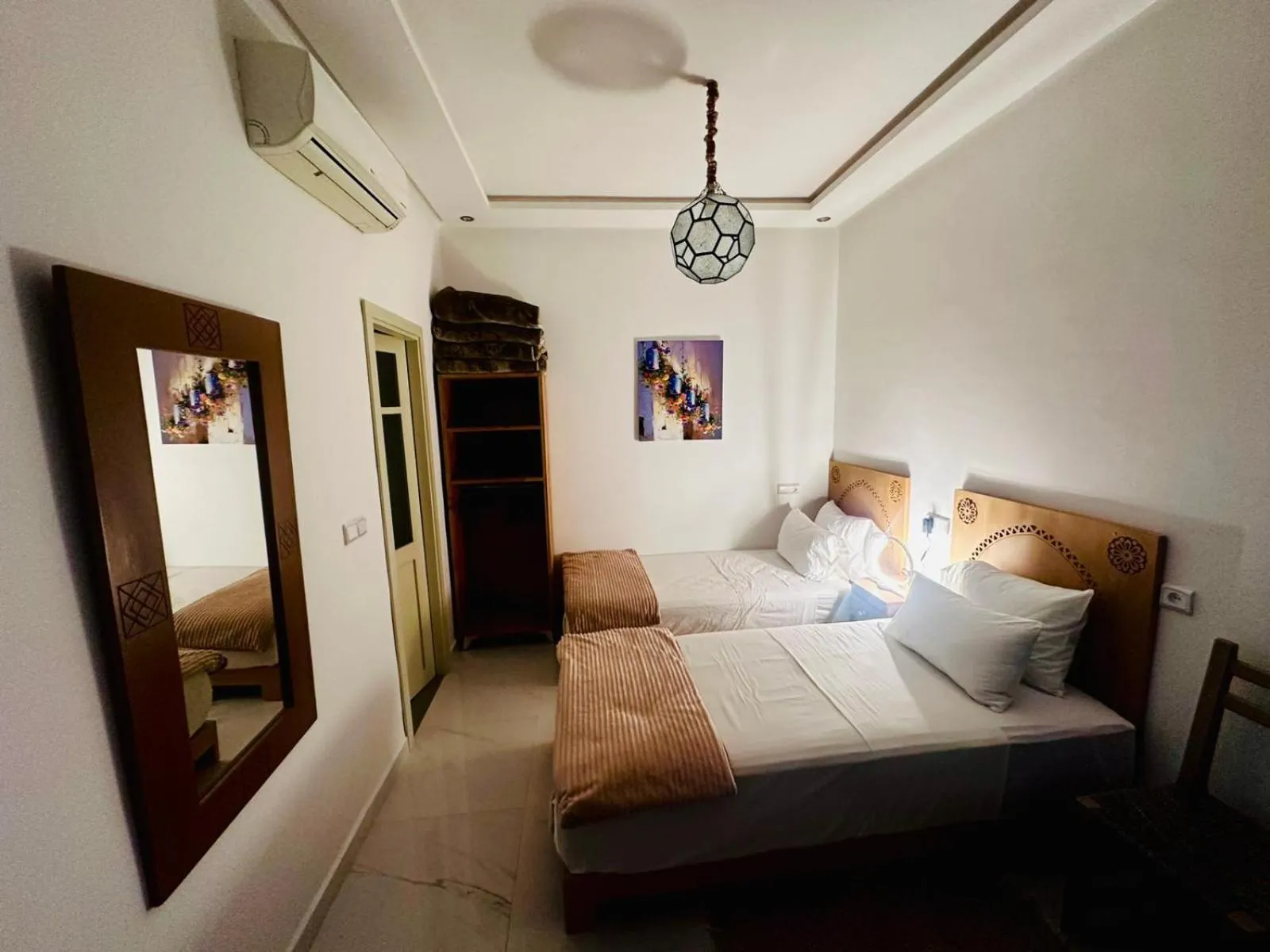 Property building, Bed in Riad hotel Cecil