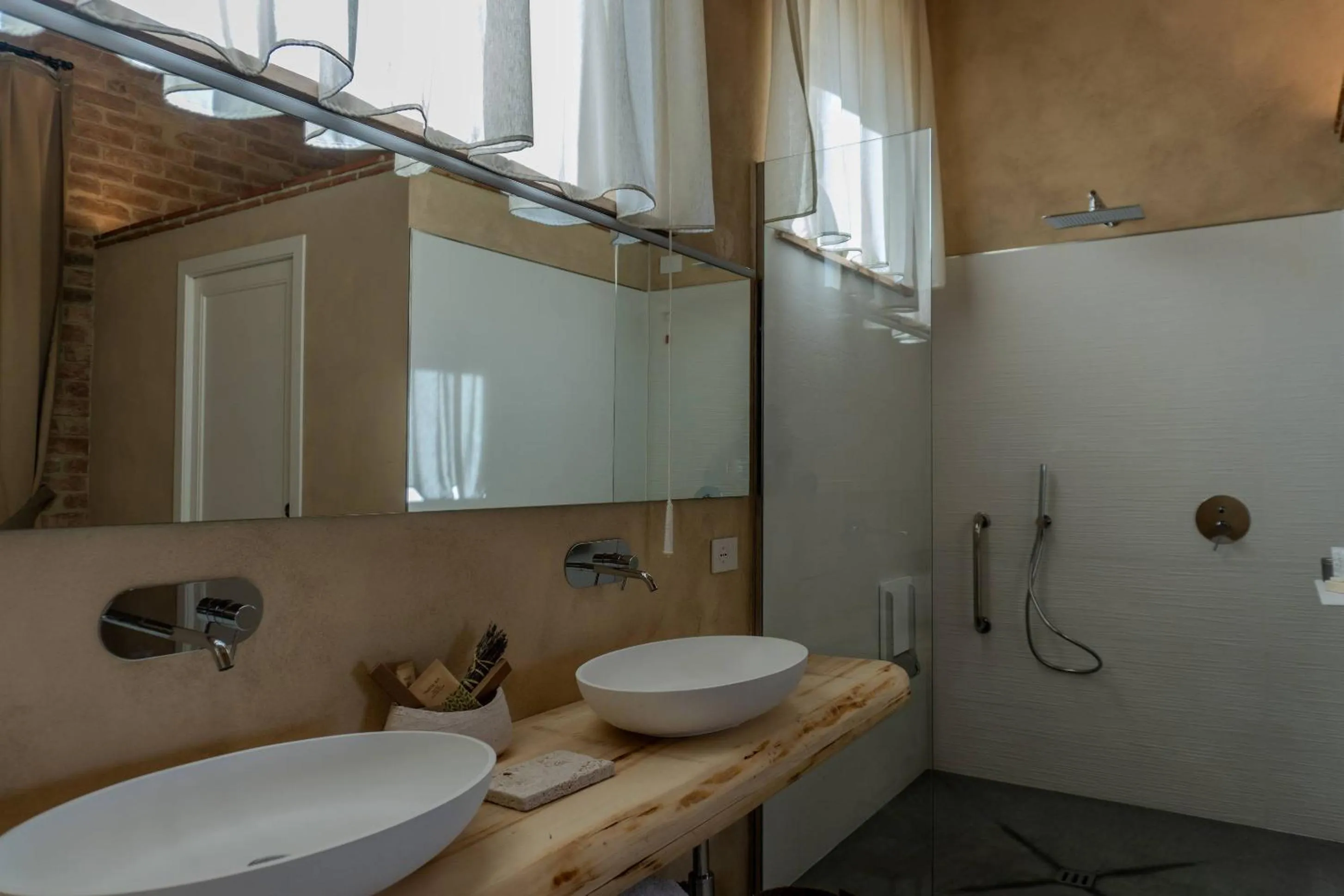 Shower in Tenuta d'Arbia, Siena