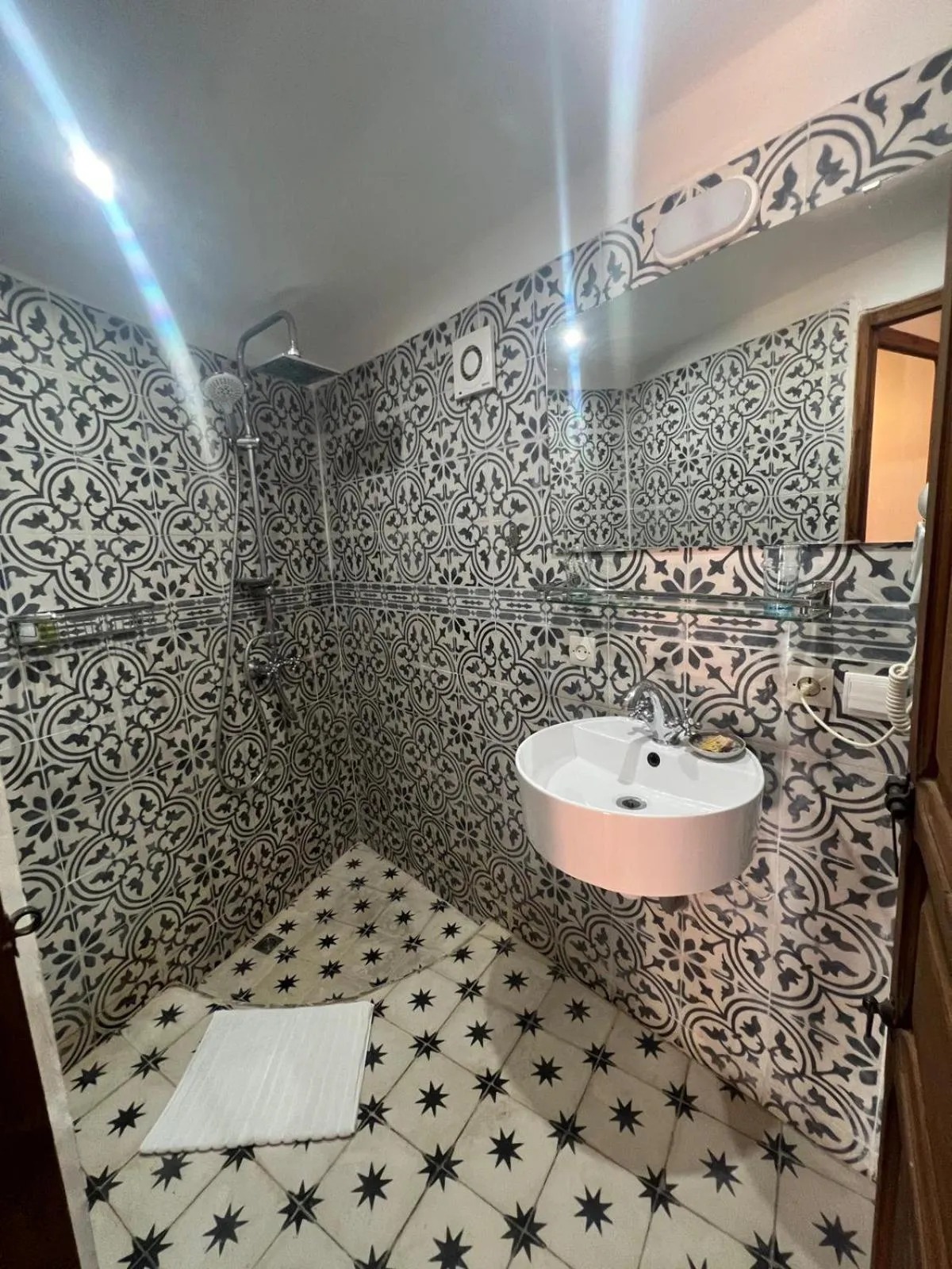 Shower in Riad Jnan El Cadi