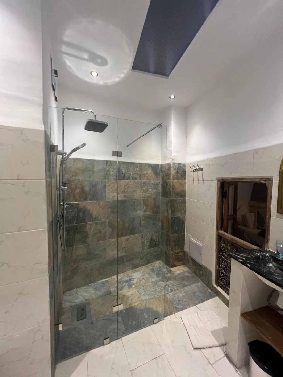 Shower in Riad Jnan El Cadi