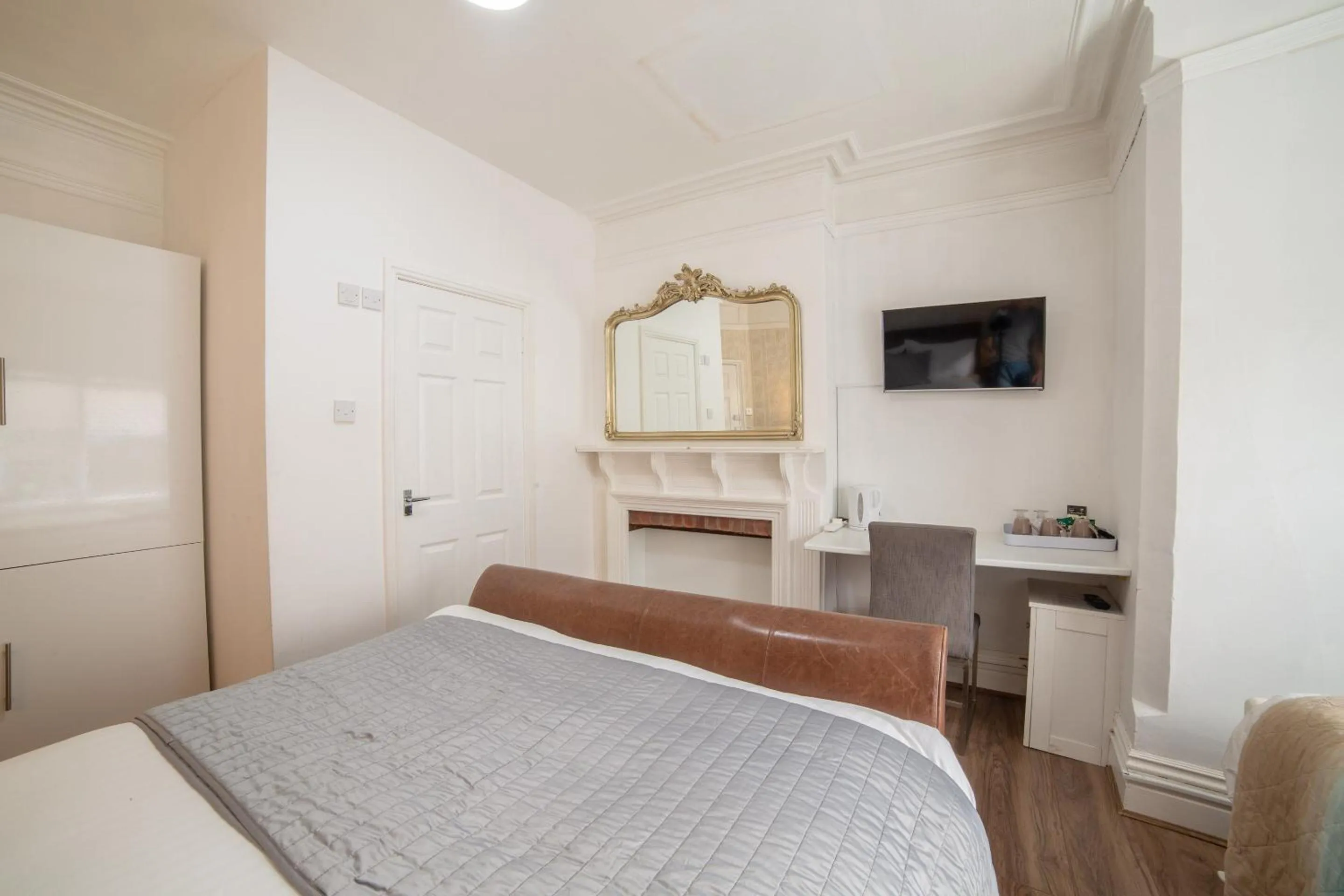 Bedroom, Bed in OYO Lonsdale Guest House