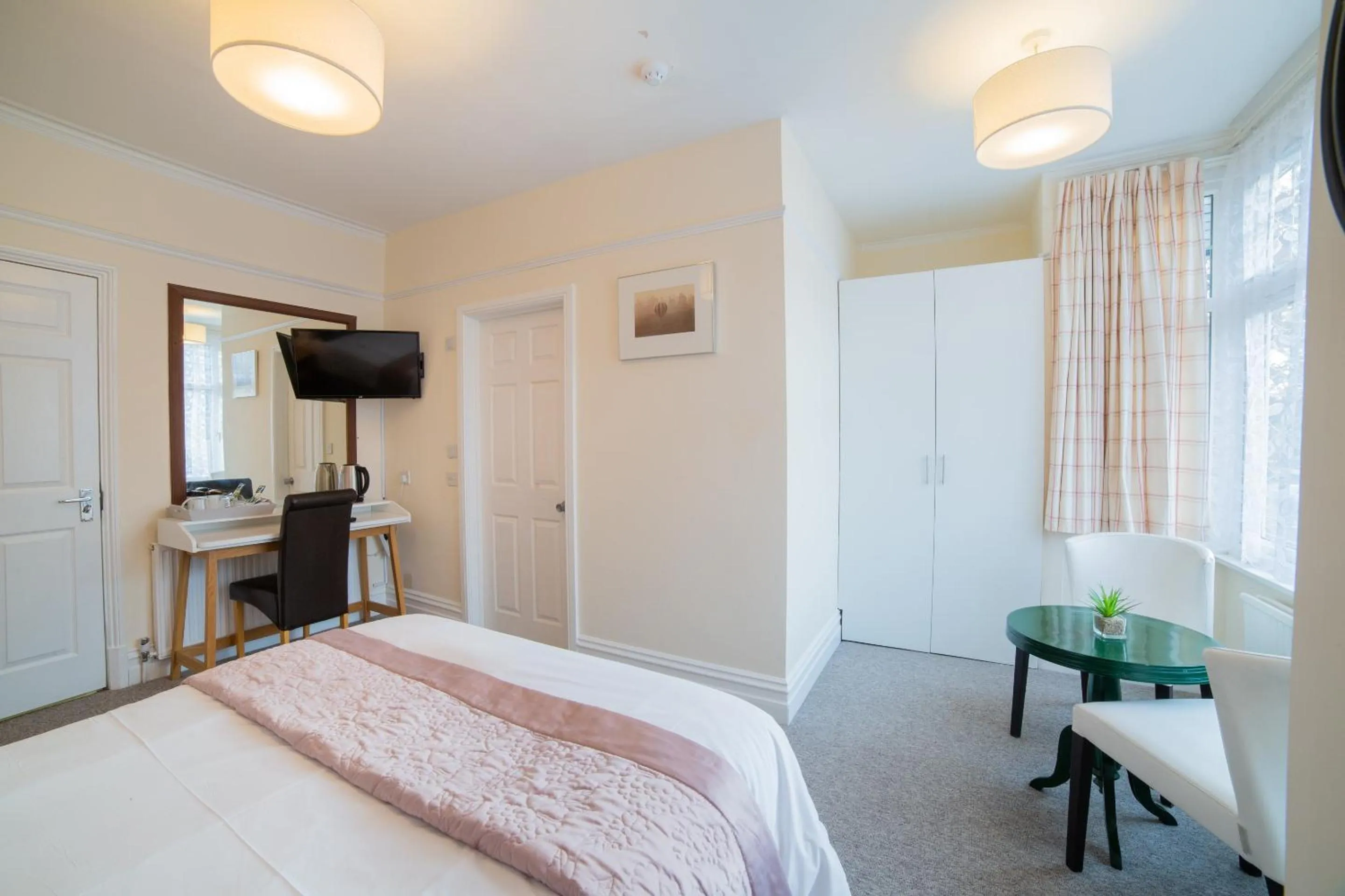 Bedroom, Bed in OYO Lonsdale Guest House