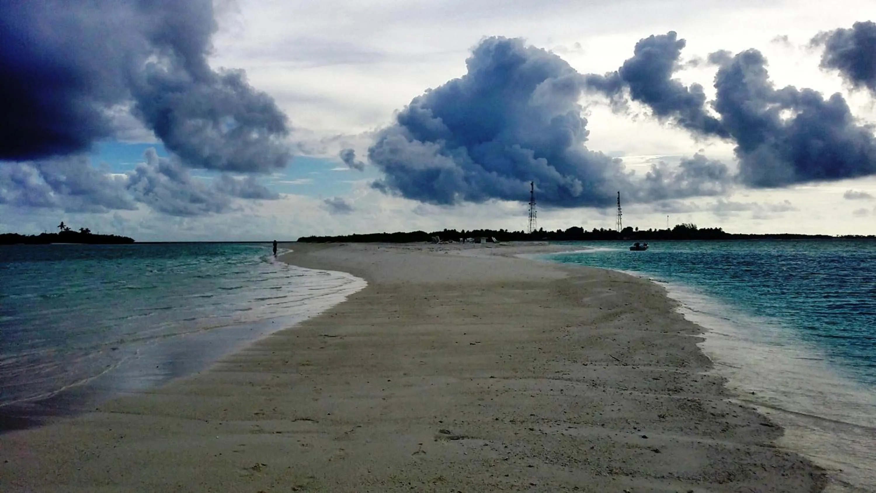 Beach in Rasdhoo Coralville