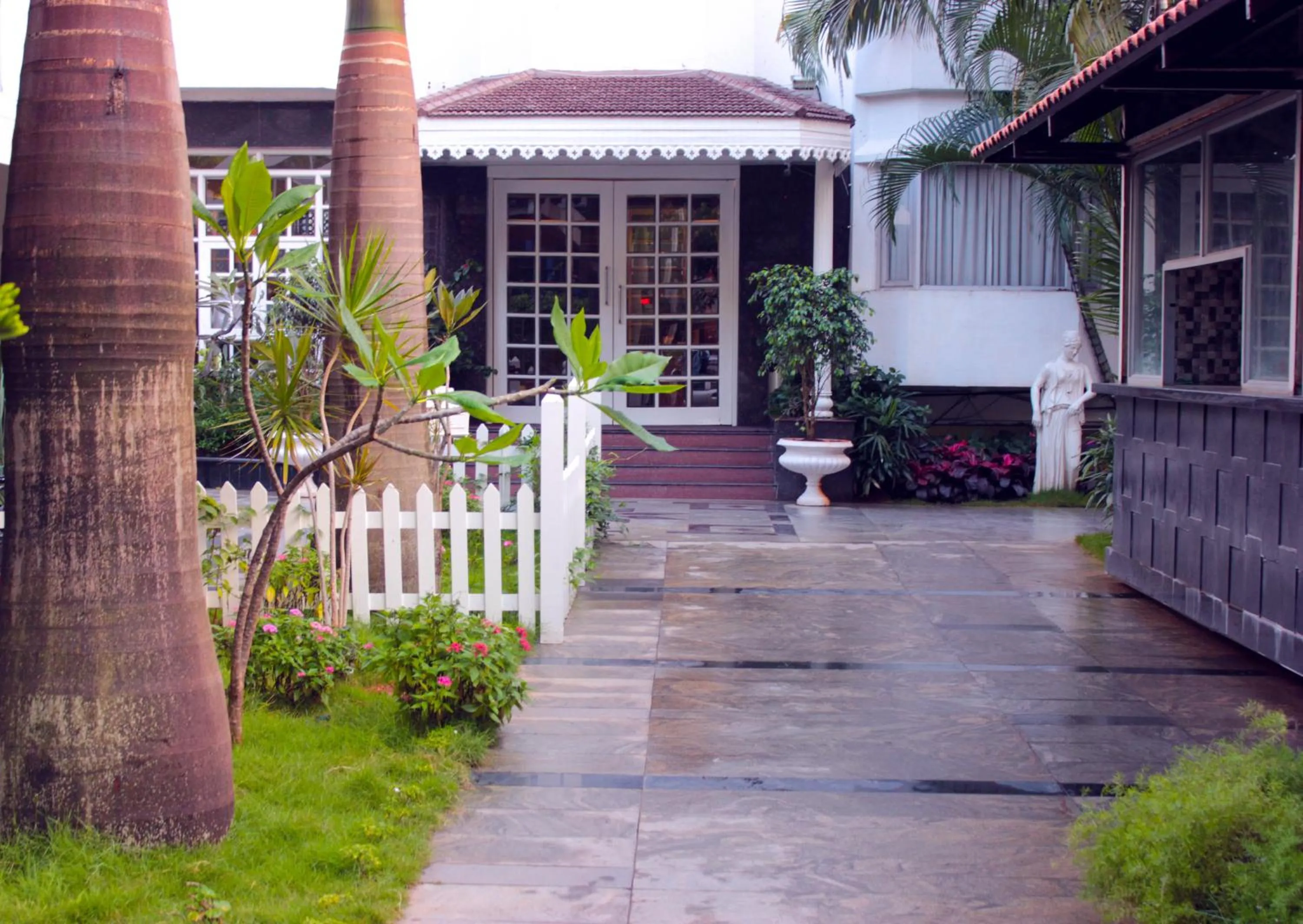 Facade/entrance in Highgates Hotel