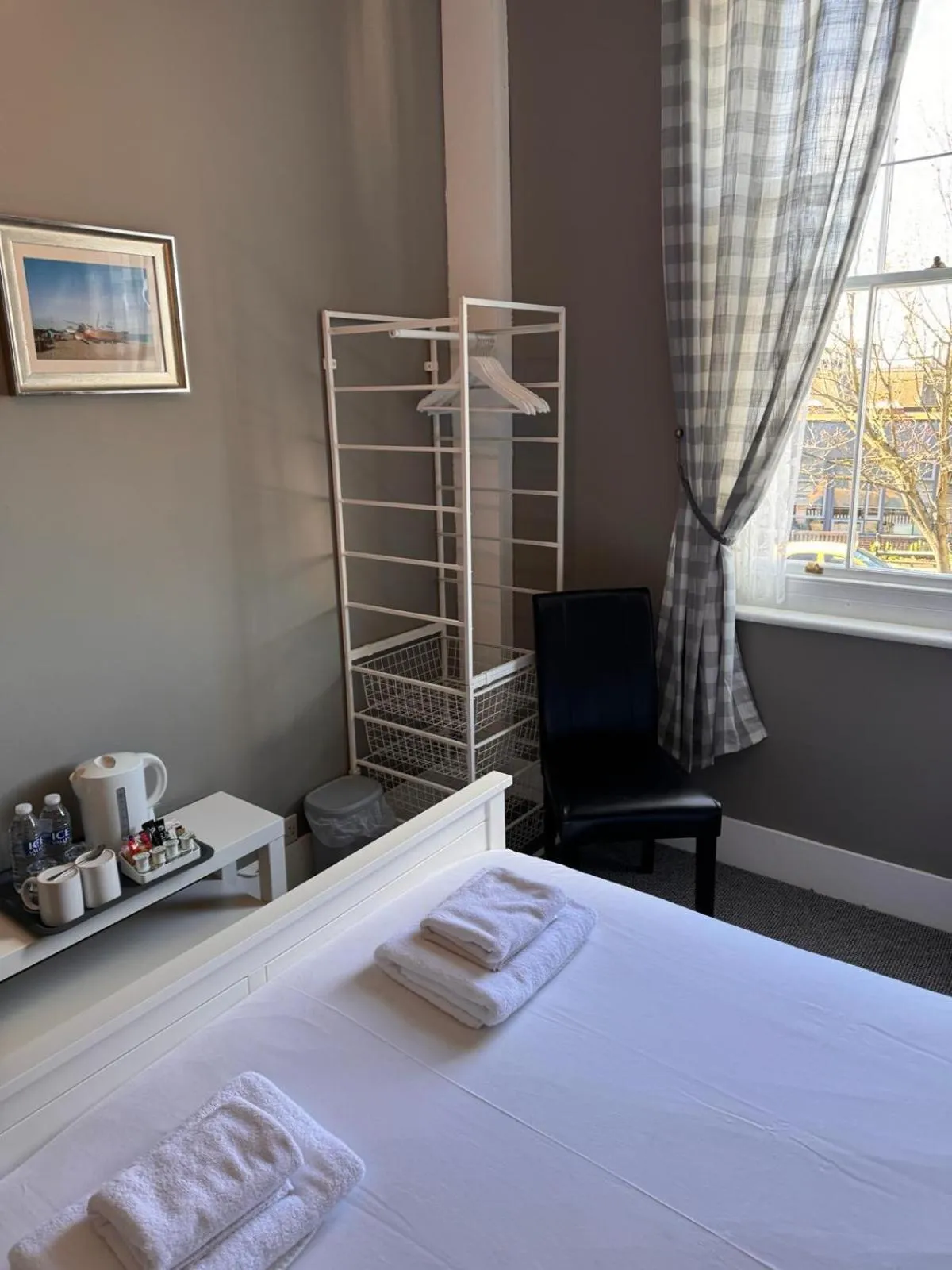 hair dresser, Bed in Waterfront Hotel