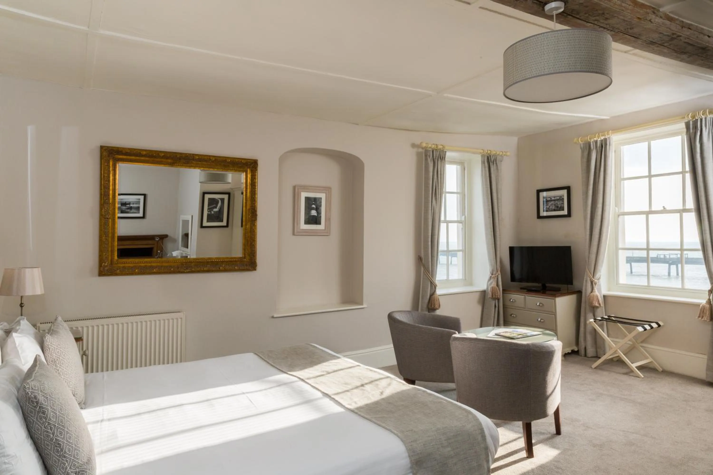 Bedroom, Bed in Royal Hotel