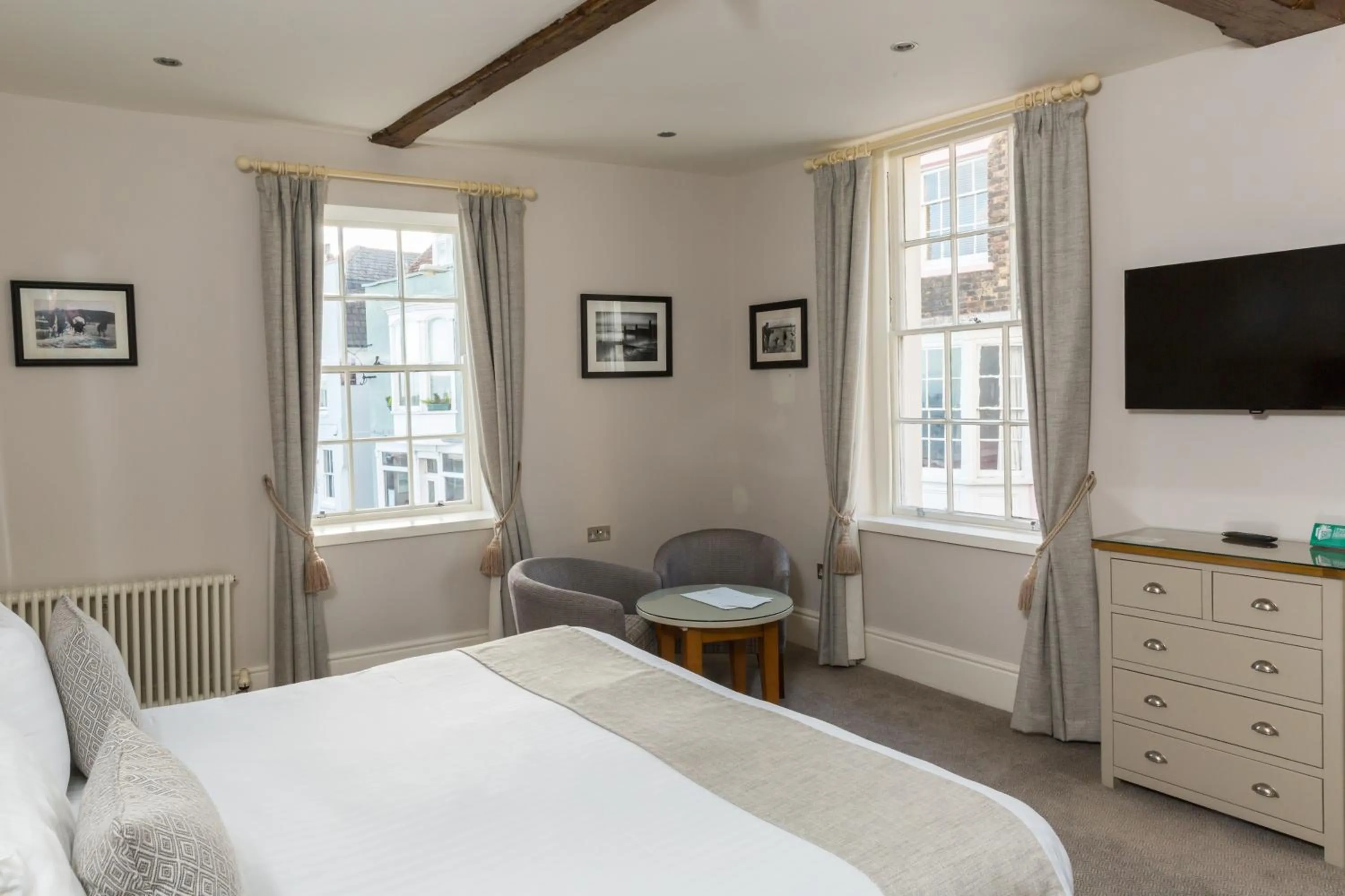 Bedroom, Bed in Royal Hotel