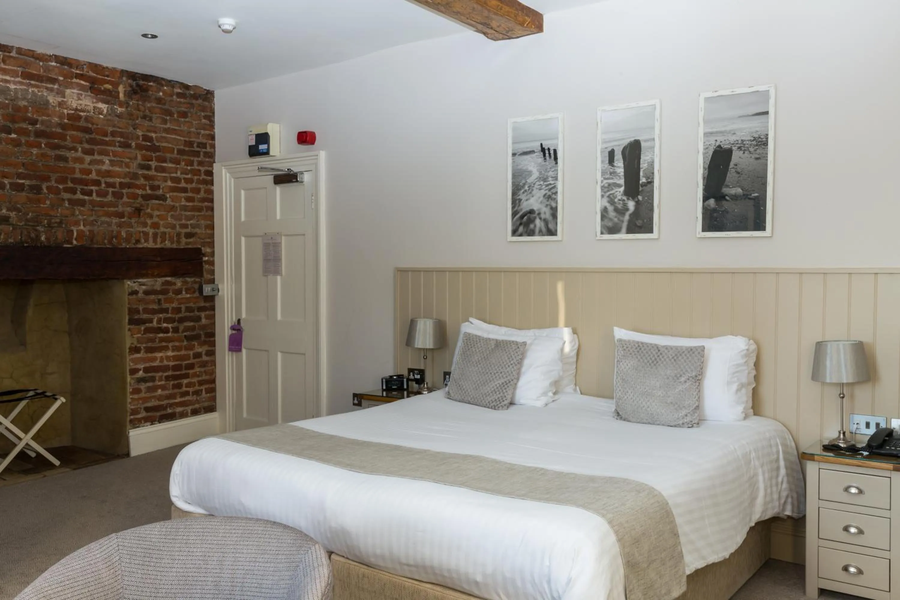 Bedroom, Bed in Royal Hotel