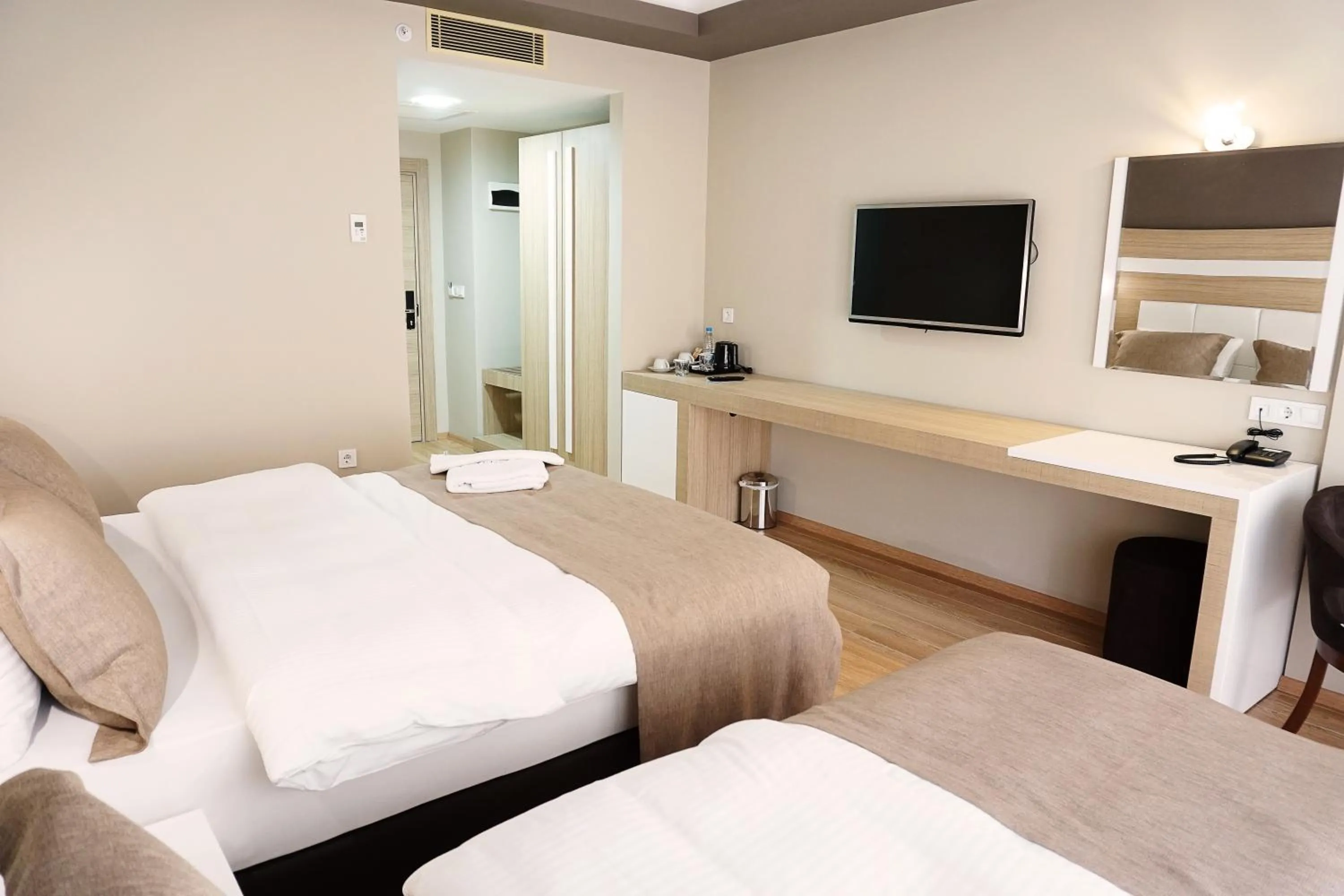 Photo of the whole room, Bed in Arus Hotel