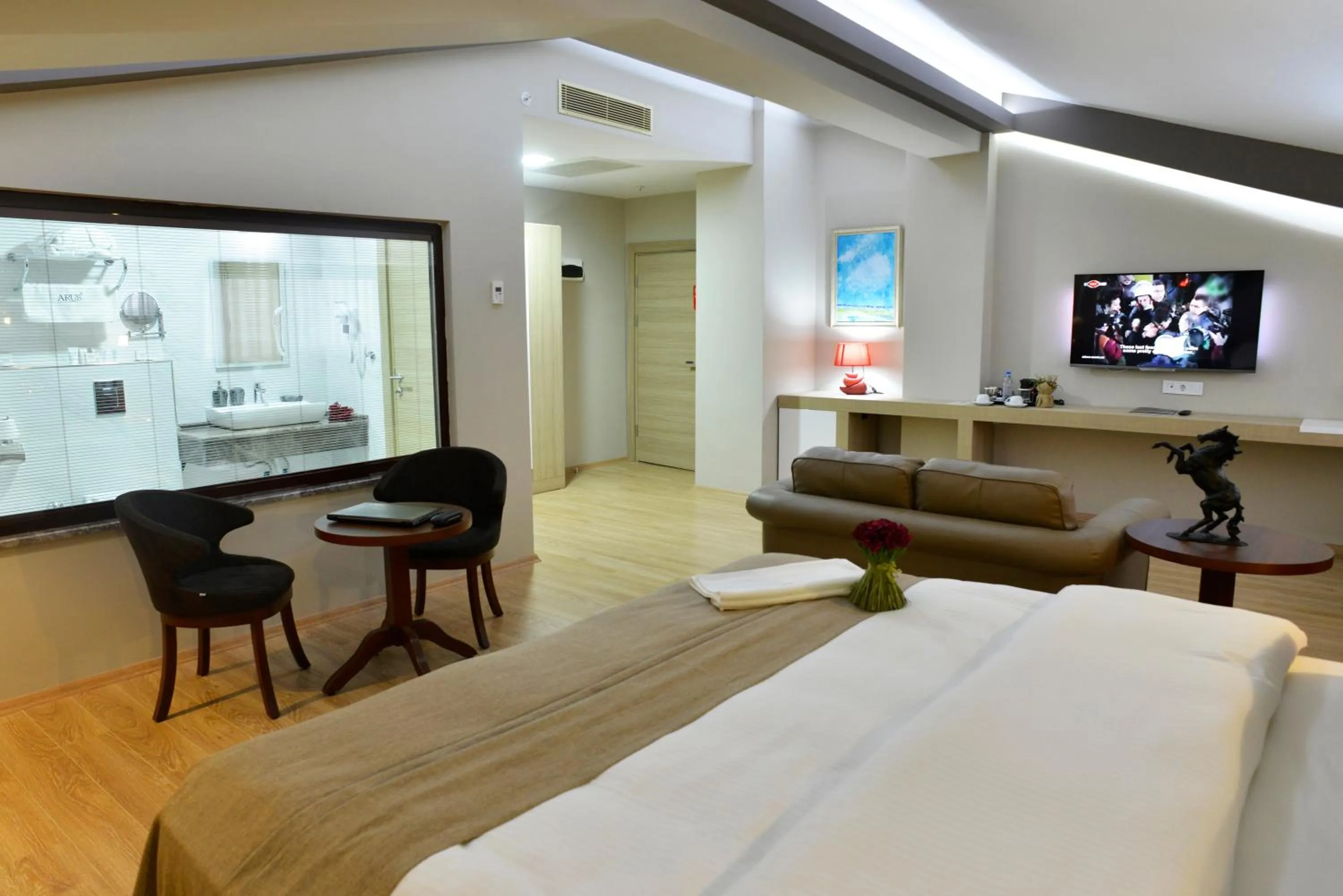 Photo of the whole room, Bed in Arus Hotel