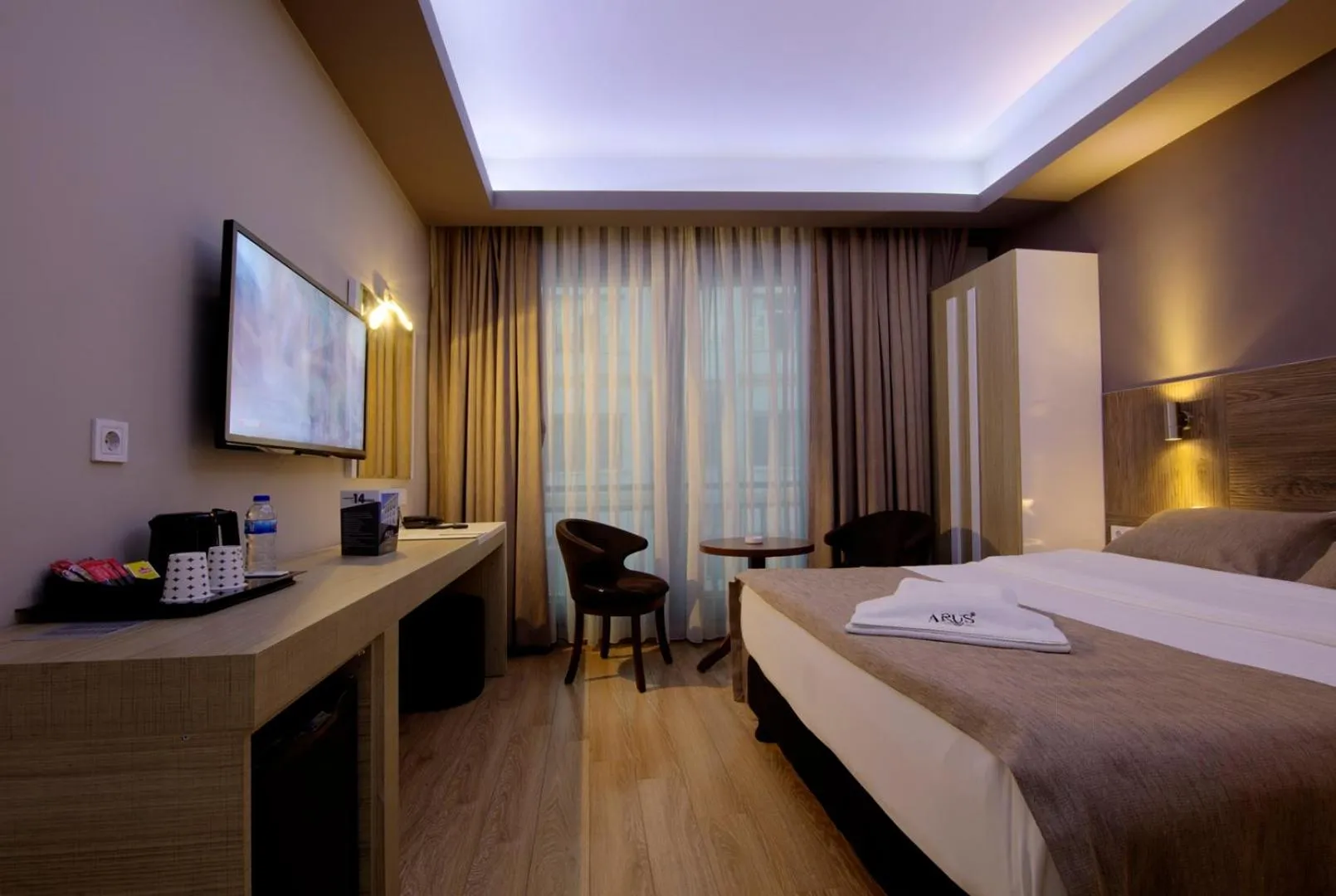 Photo of the whole room, Bed in Arus Hotel