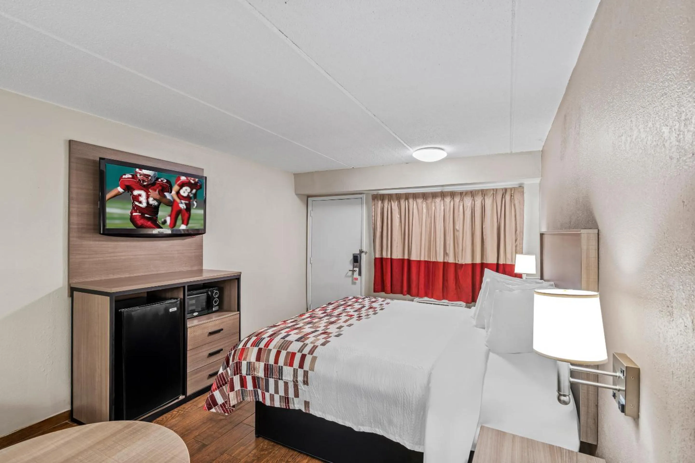 Bedroom, Bed in Red Roof Inn Jackson Downtown - Fairgrounds