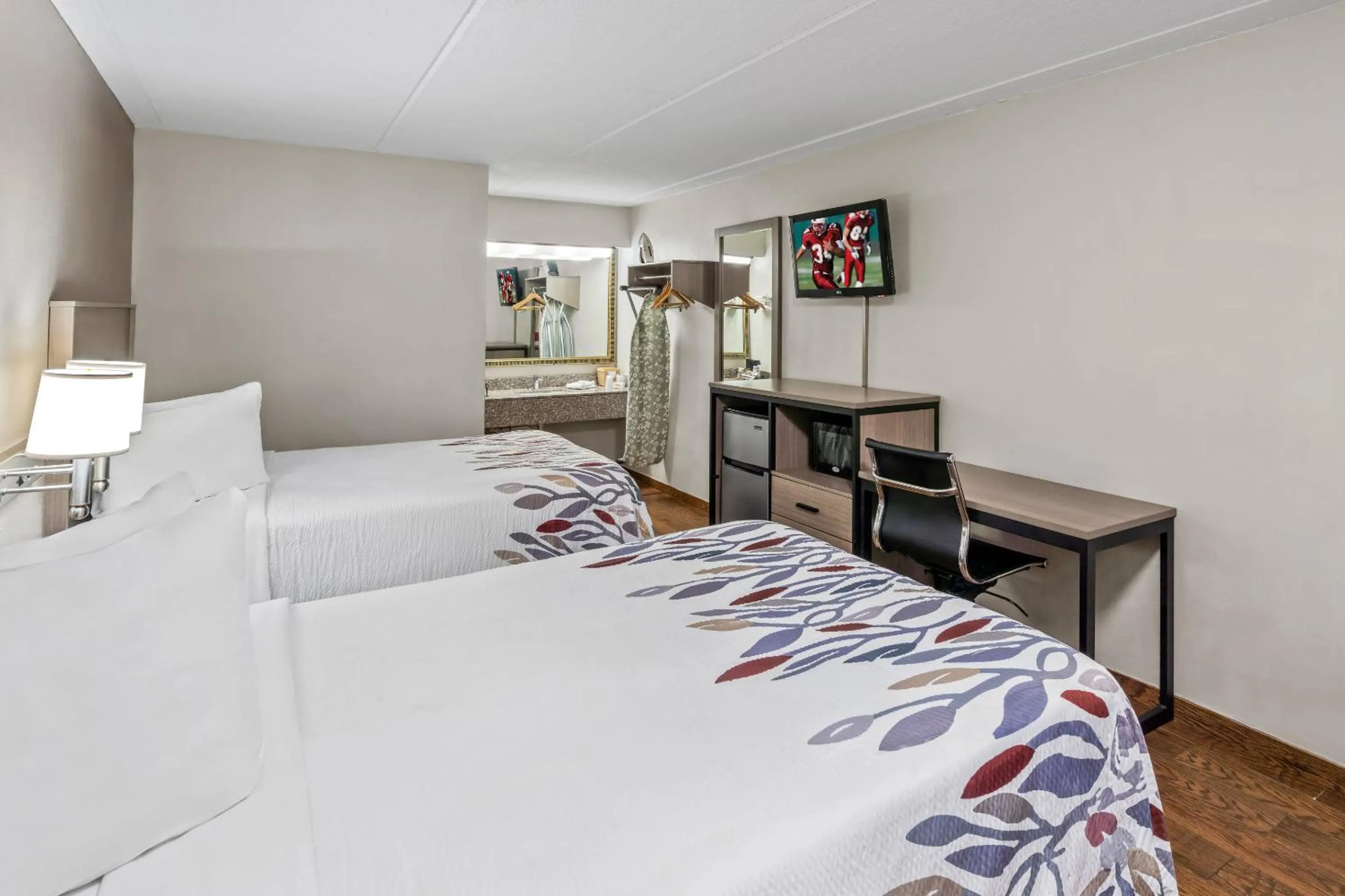 Photo of the whole room, Bed in Red Roof Inn Jackson Downtown - Fairgrounds