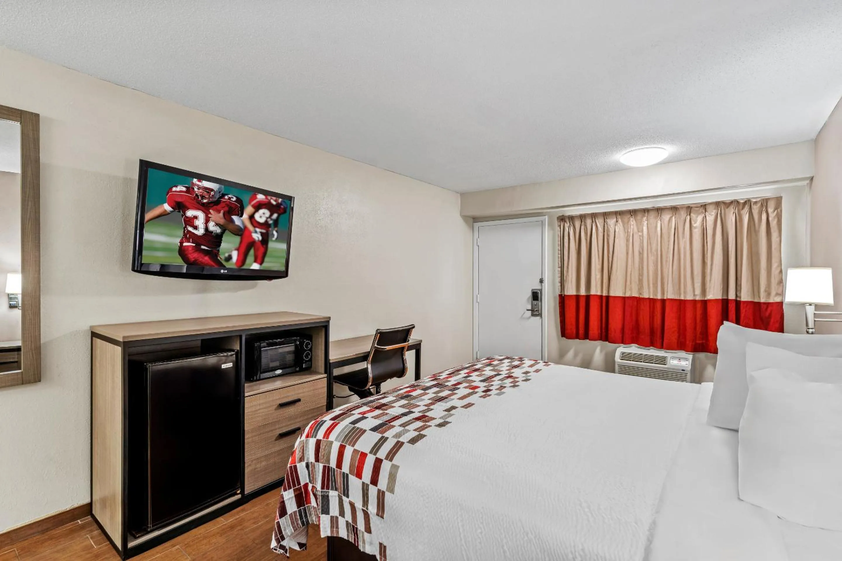 Photo of the whole room, Bed in Red Roof Inn Jackson Downtown - Fairgrounds