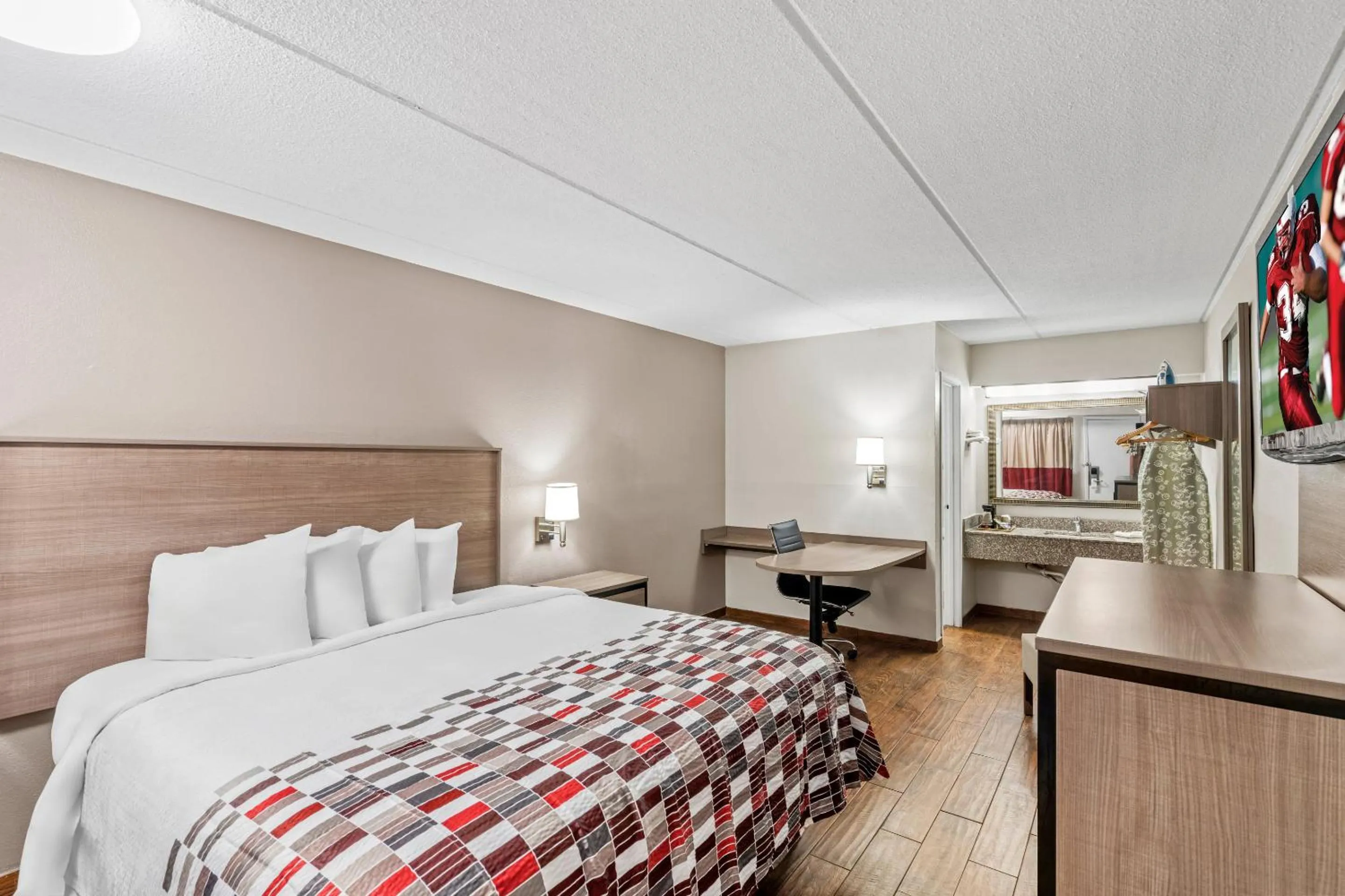 Bedroom, Bed in Red Roof Inn Jackson Downtown - Fairgrounds