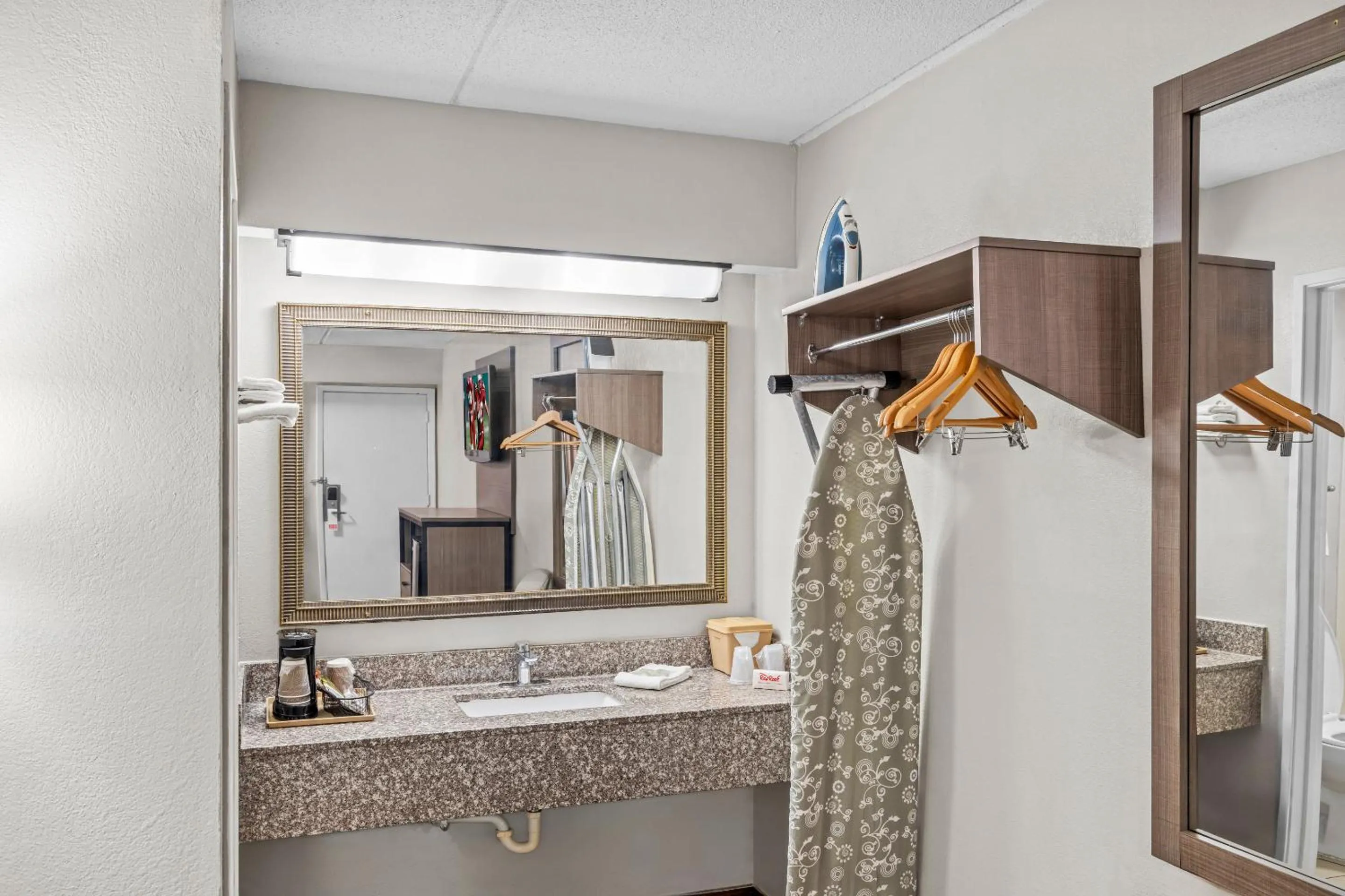 Bathroom in Red Roof Inn Jackson Downtown - Fairgrounds