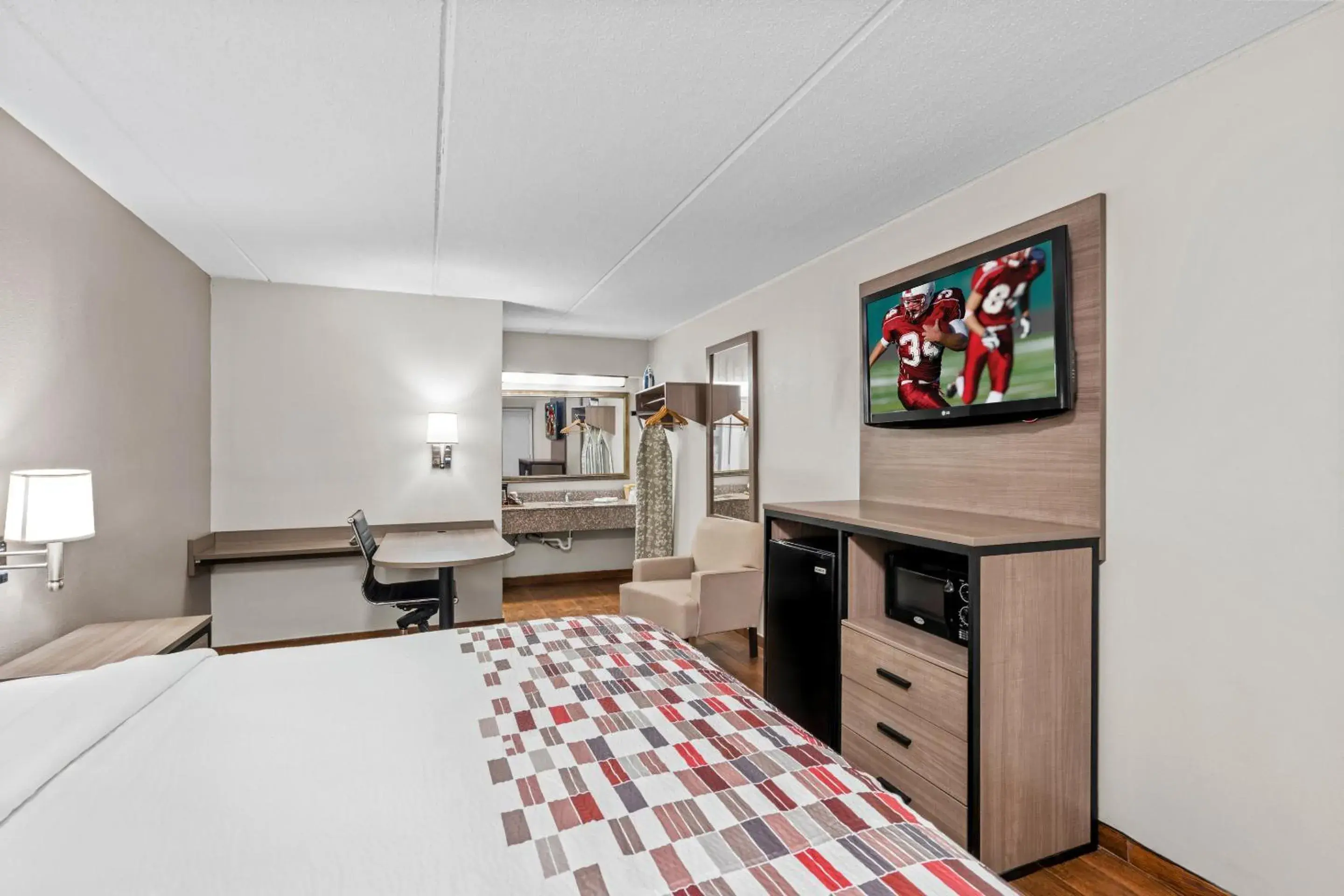 Superior King Room Non-Smoking in Red Roof Inn Jackson Downtown - Fairgrounds Superior King Room Non-Smoking in Red Roof Inn Jackson Downtown - Fairgrounds