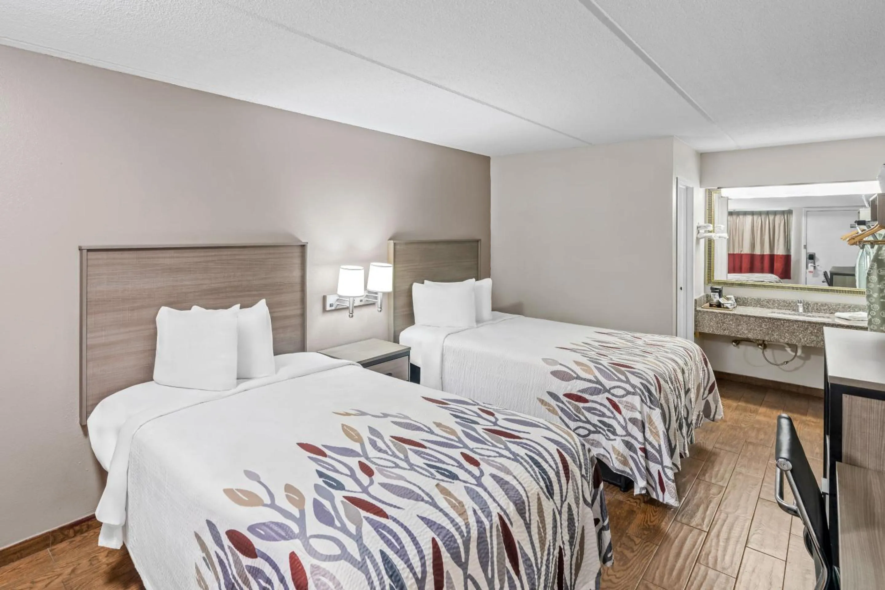 Photo of the whole room, Bed in Red Roof Inn Jackson Downtown - Fairgrounds