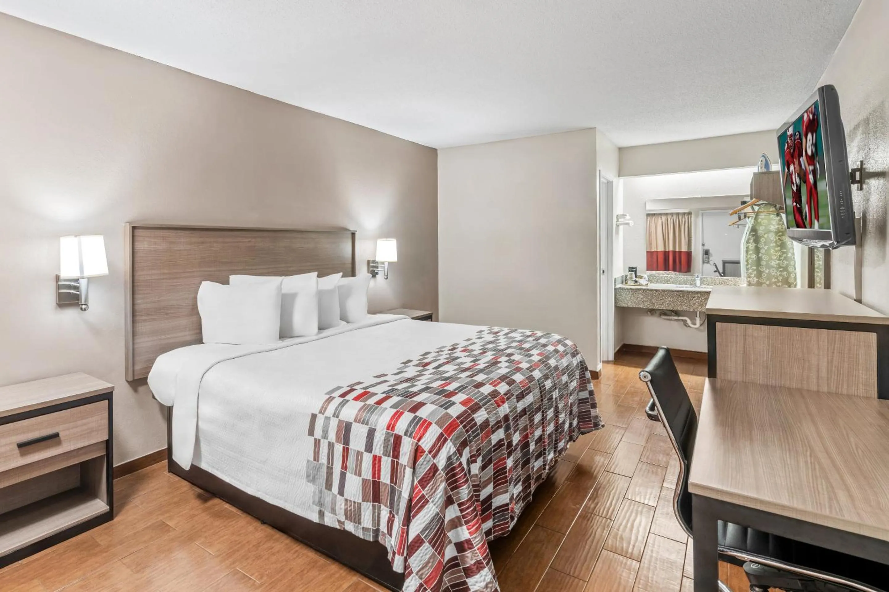 Photo of the whole room, Bed in Red Roof Inn Jackson Downtown - Fairgrounds