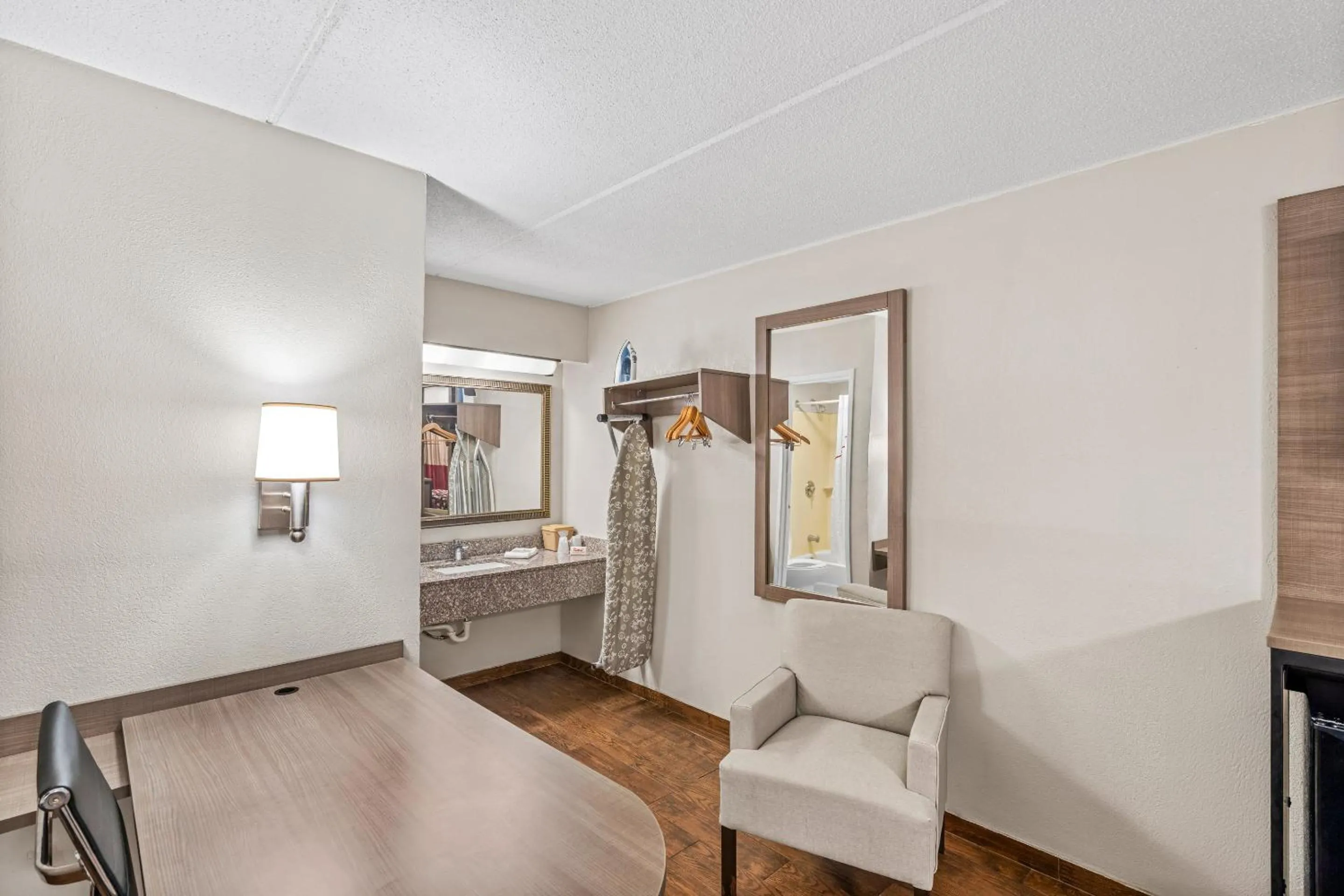 Bedroom in Red Roof Inn Jackson Downtown - Fairgrounds