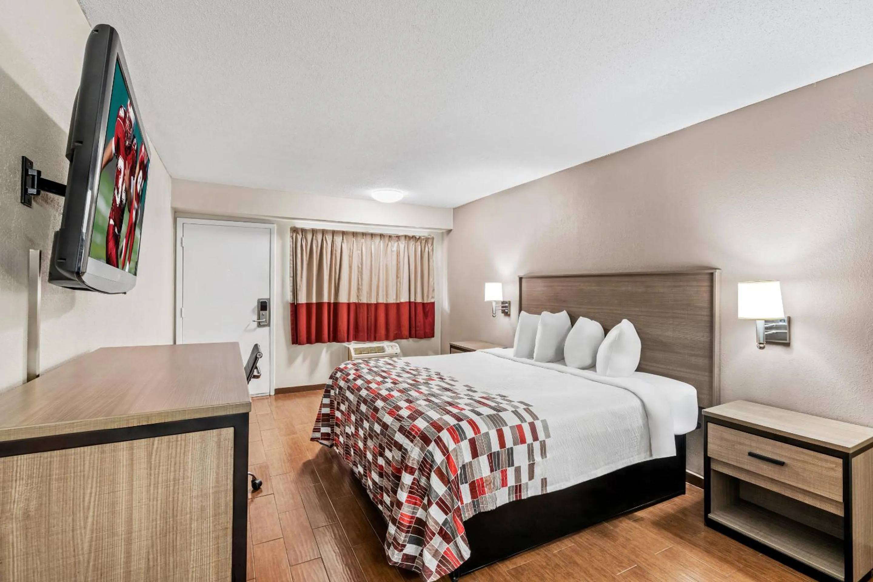 Photo of the whole room, Bed in Red Roof Inn Jackson Downtown - Fairgrounds