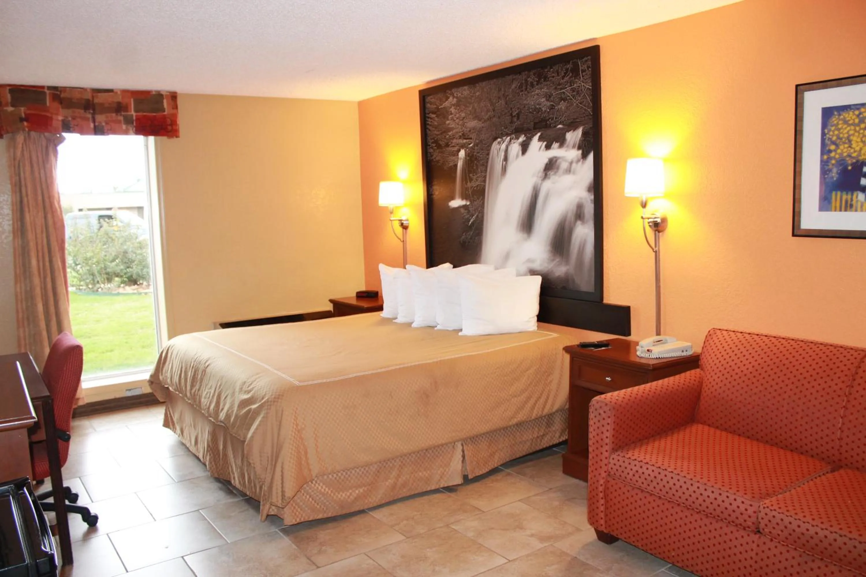 Bed in Fairview Inn & Suite