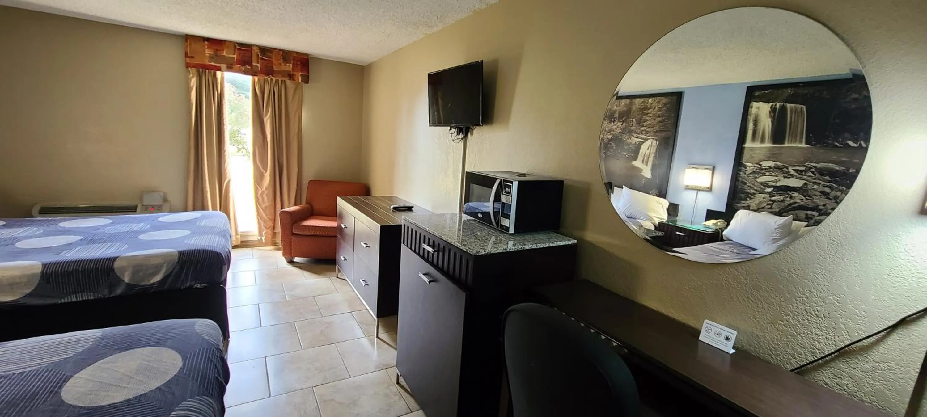 Bed in Fairview Inn & Suite