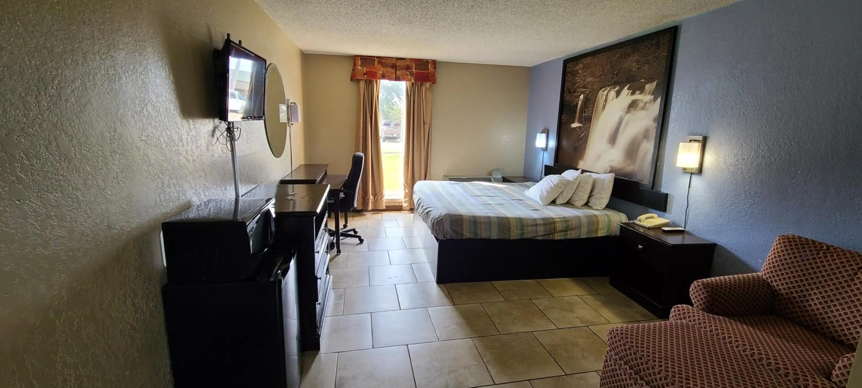 Bed in Fairview Inn & Suite